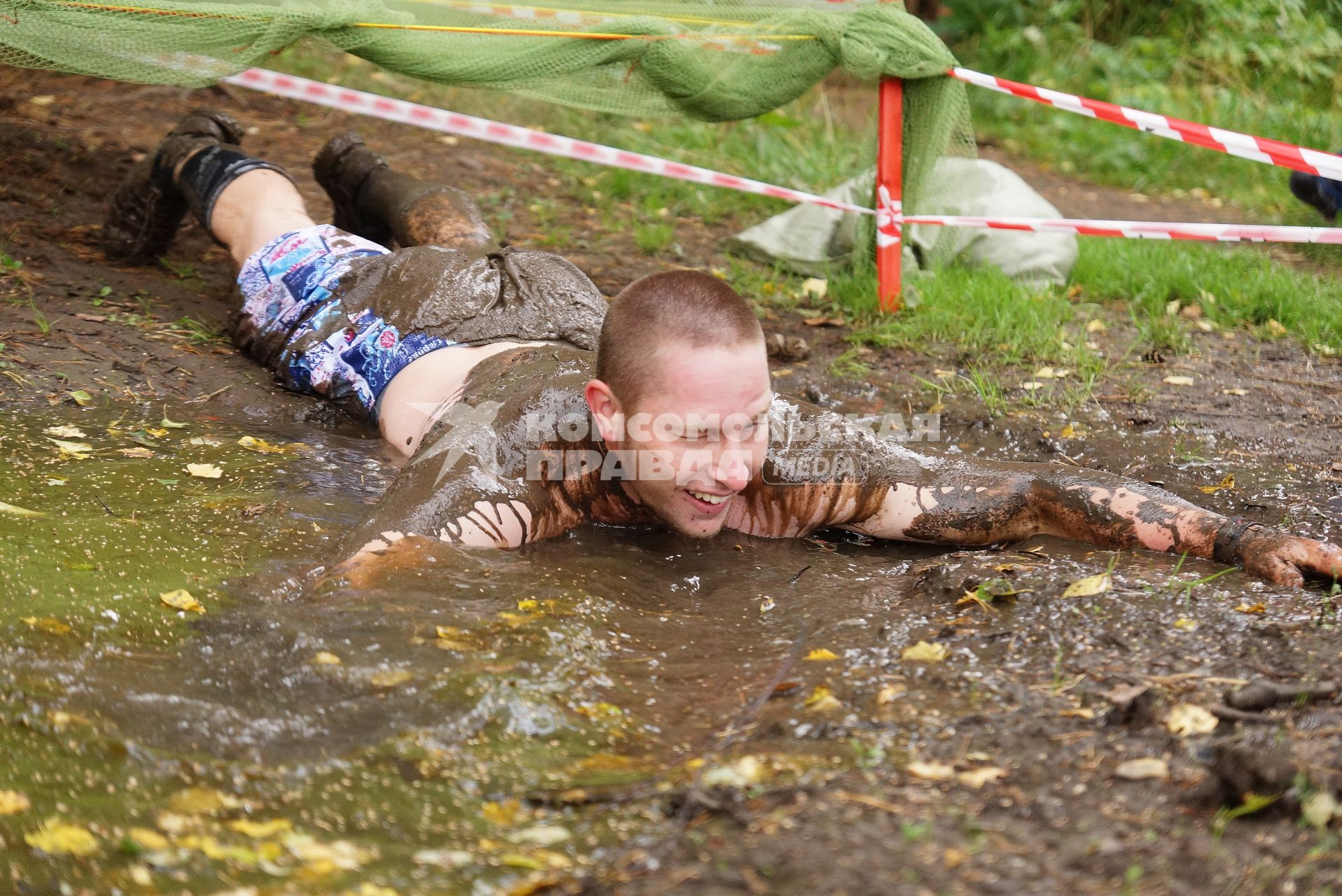 Участник грязных гонок Ural Dirty Race 2014 под Екатеринбургом  ползет по грязи