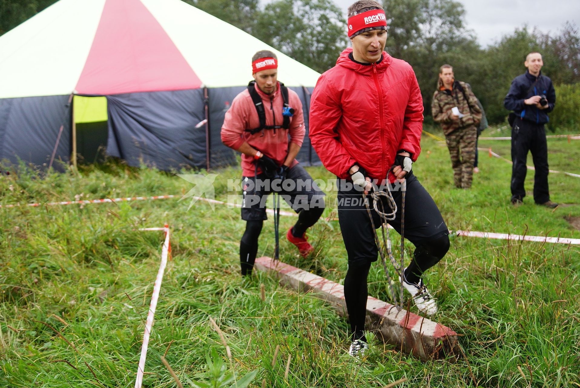 Участники грязных гонок Ural Dirty Race 2014 под Екатеринбургом  переносят бетонный брус