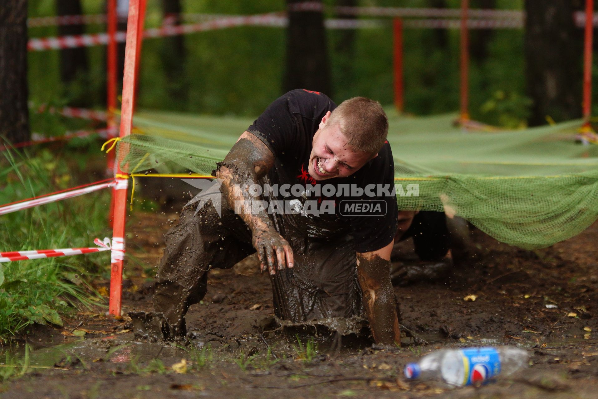 Участник грязных гонок Ural Dirty Race 2014 под Екатеринбургом  ползет по грязи