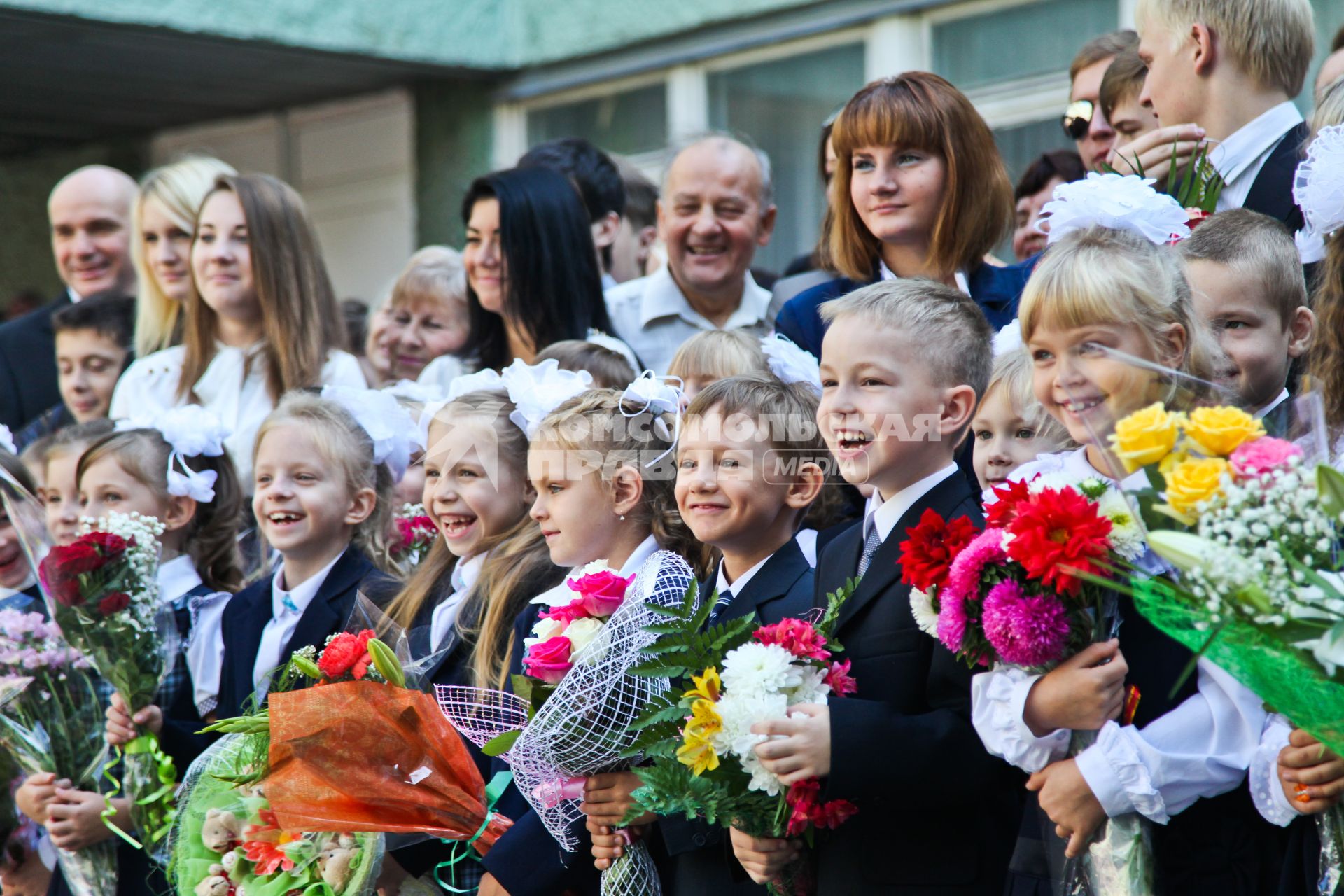 Счастливые первоклассники на линейке школы 88 Воронежа