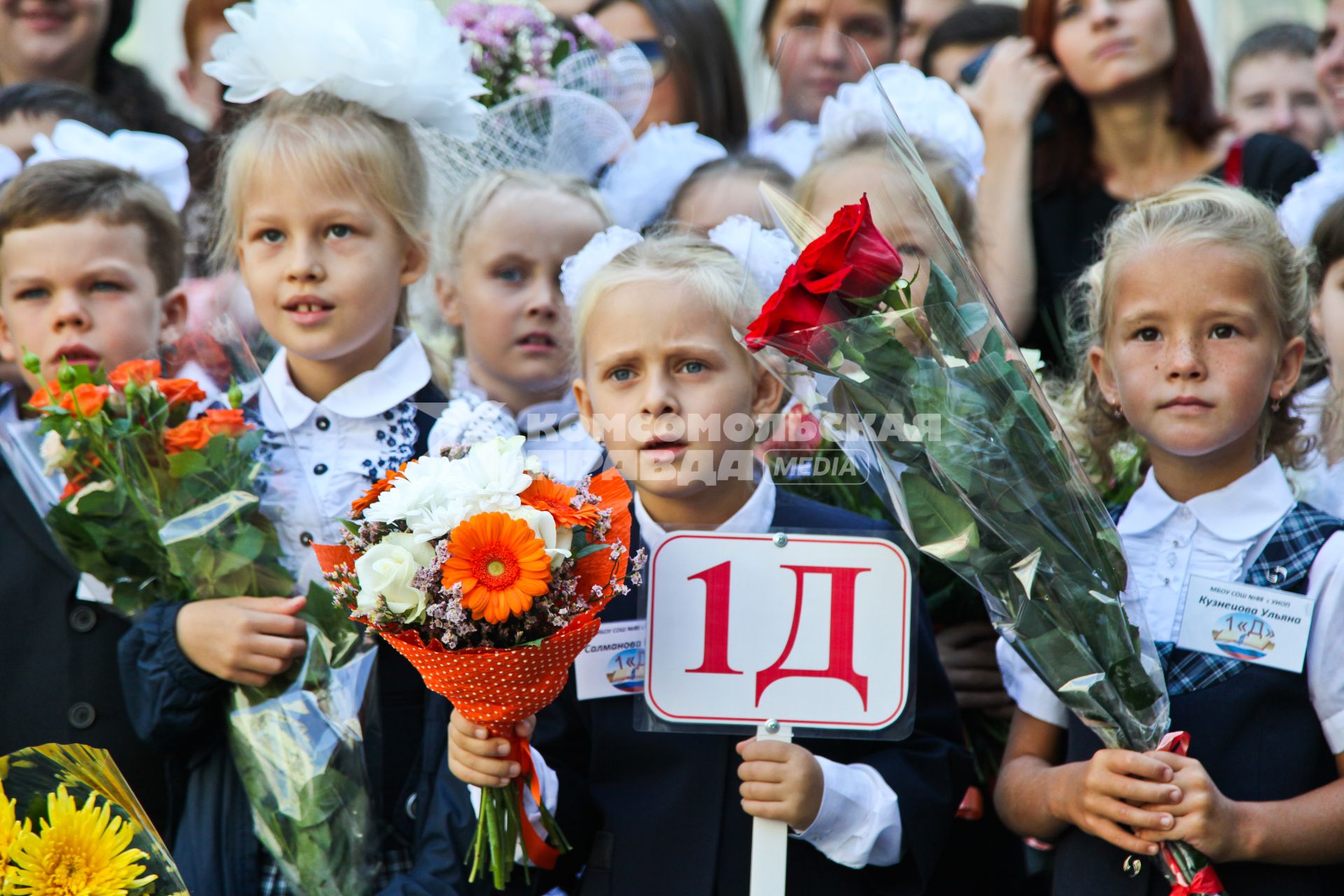 Удивленные дети на линейке школы 88 в Воронеже
