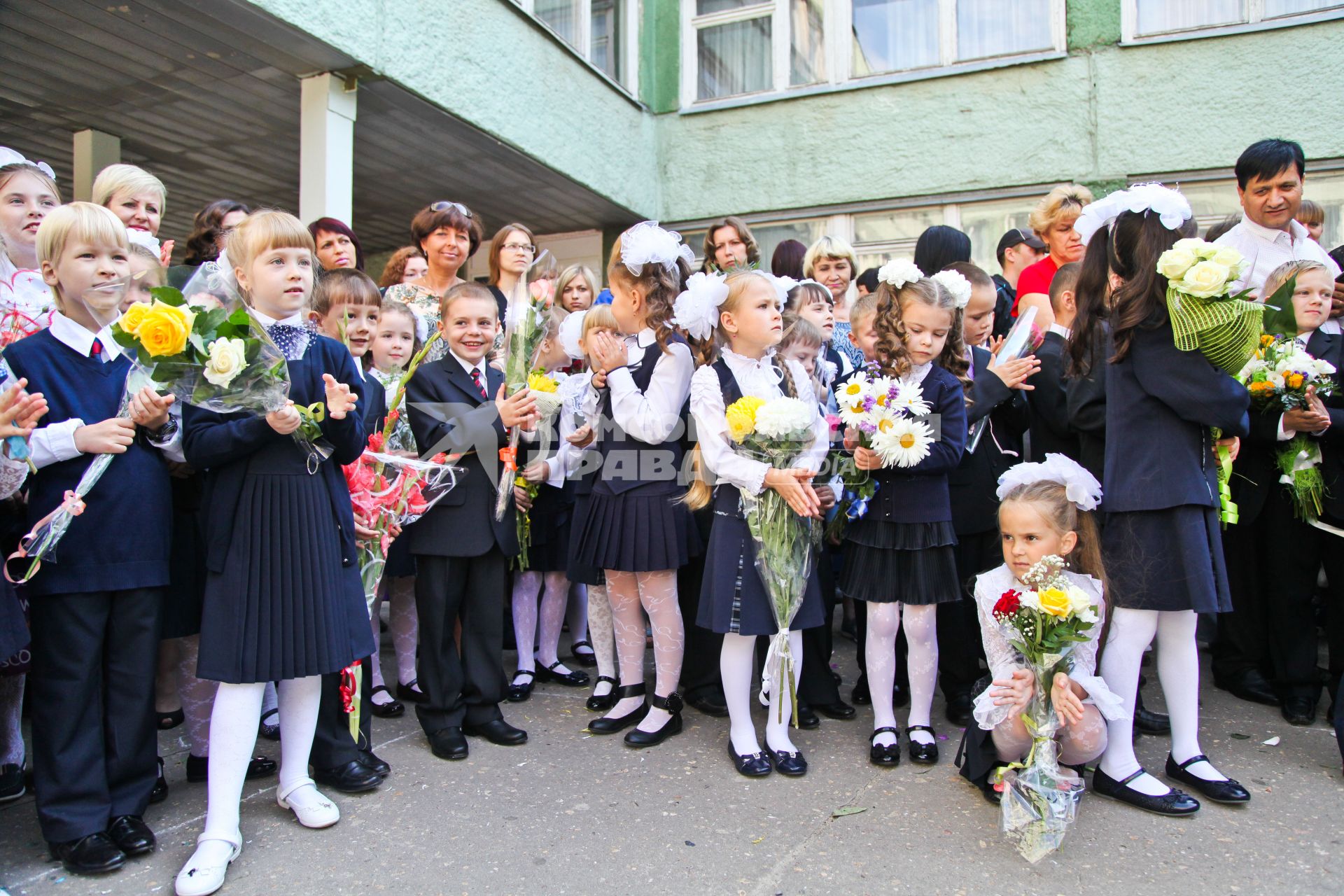 Первоклассники на линейке школы 88 в Воронеже