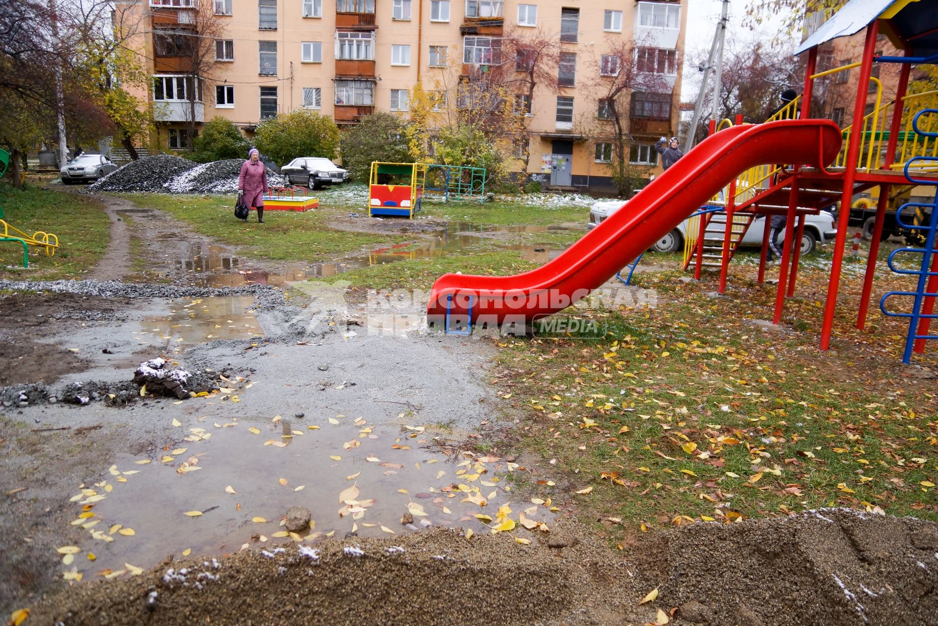 раскопаная детская площадка во дворе жилого дома