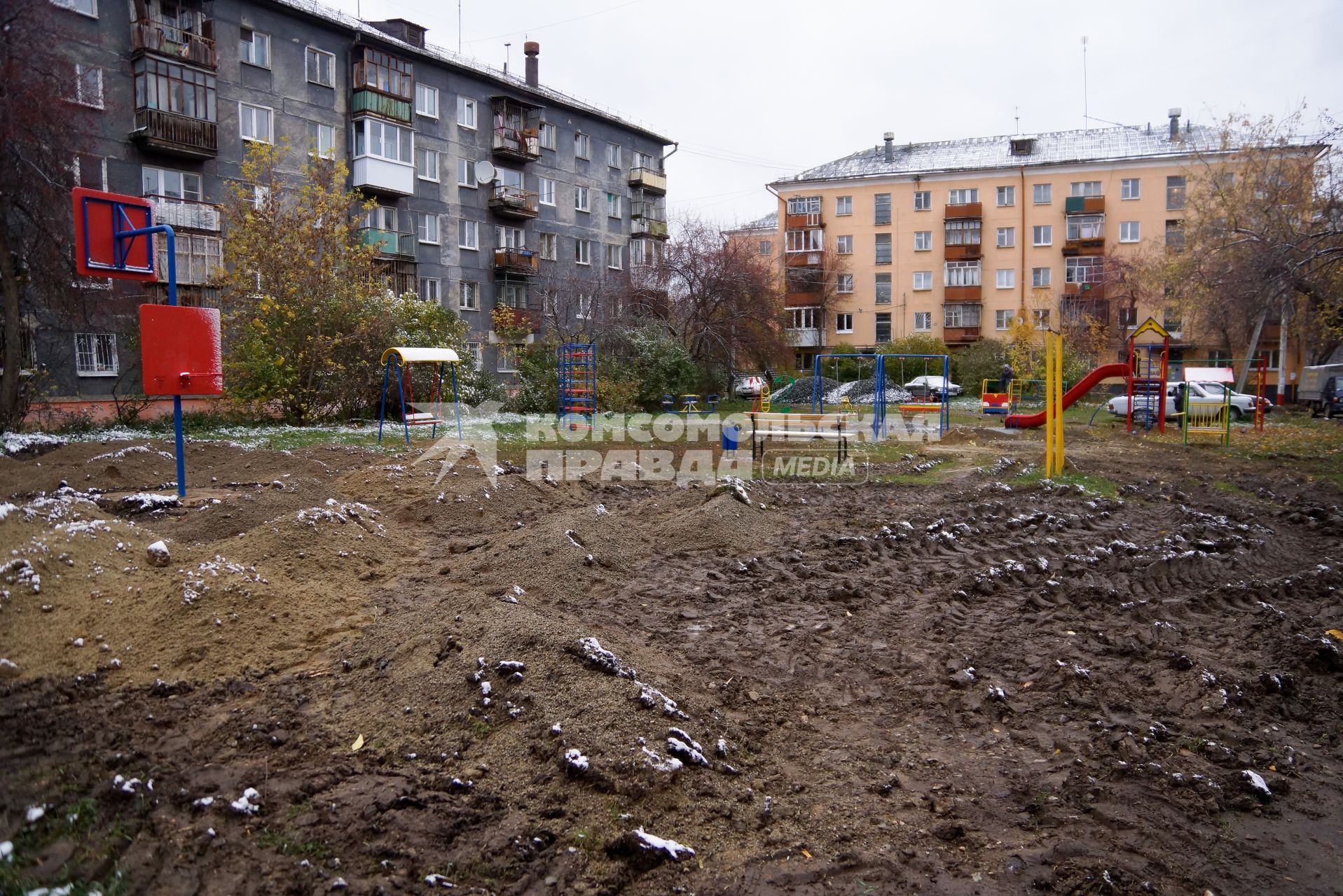 раскопаная детская площадка во дворе жилого дома