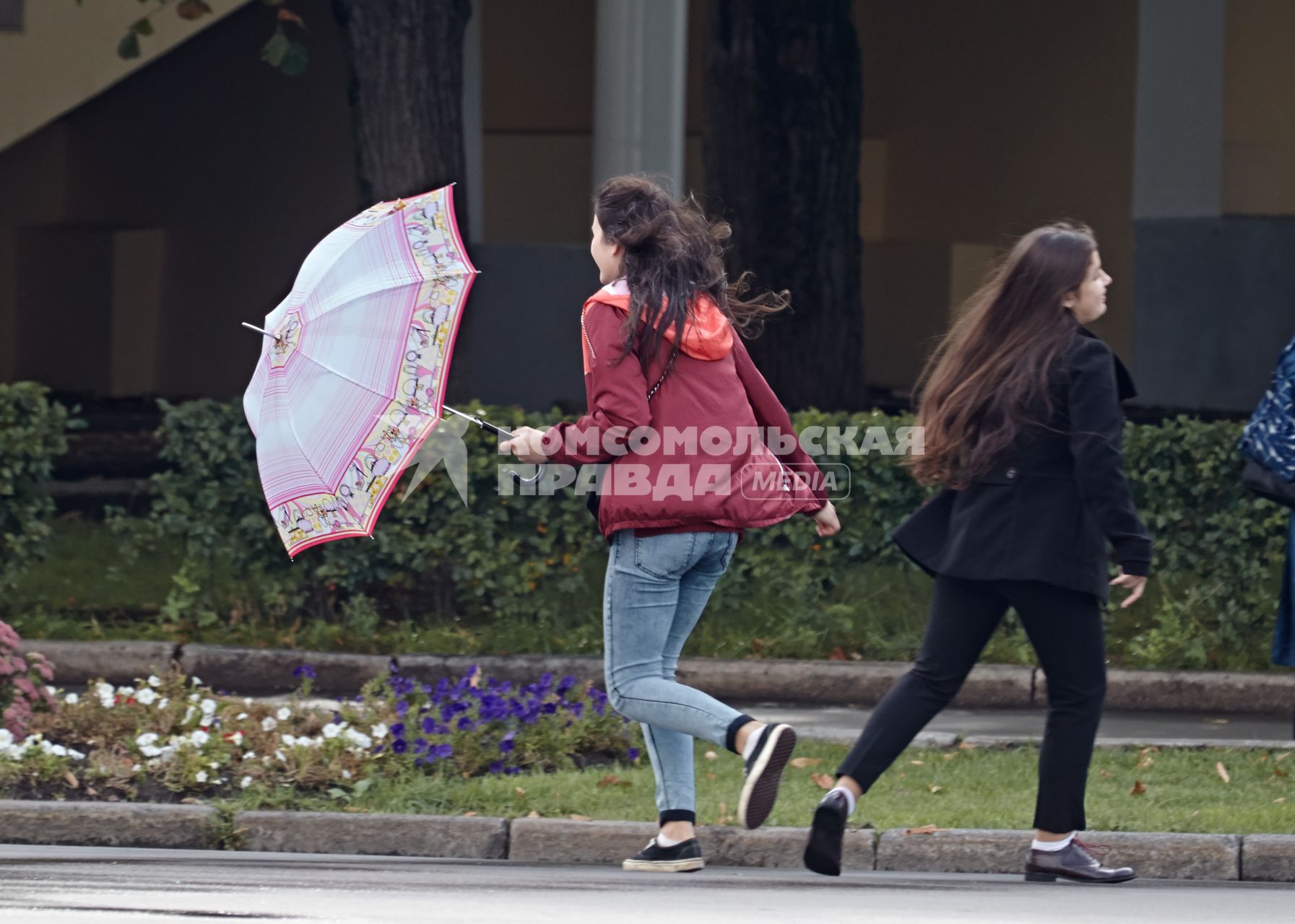 Девушка с зонтом.