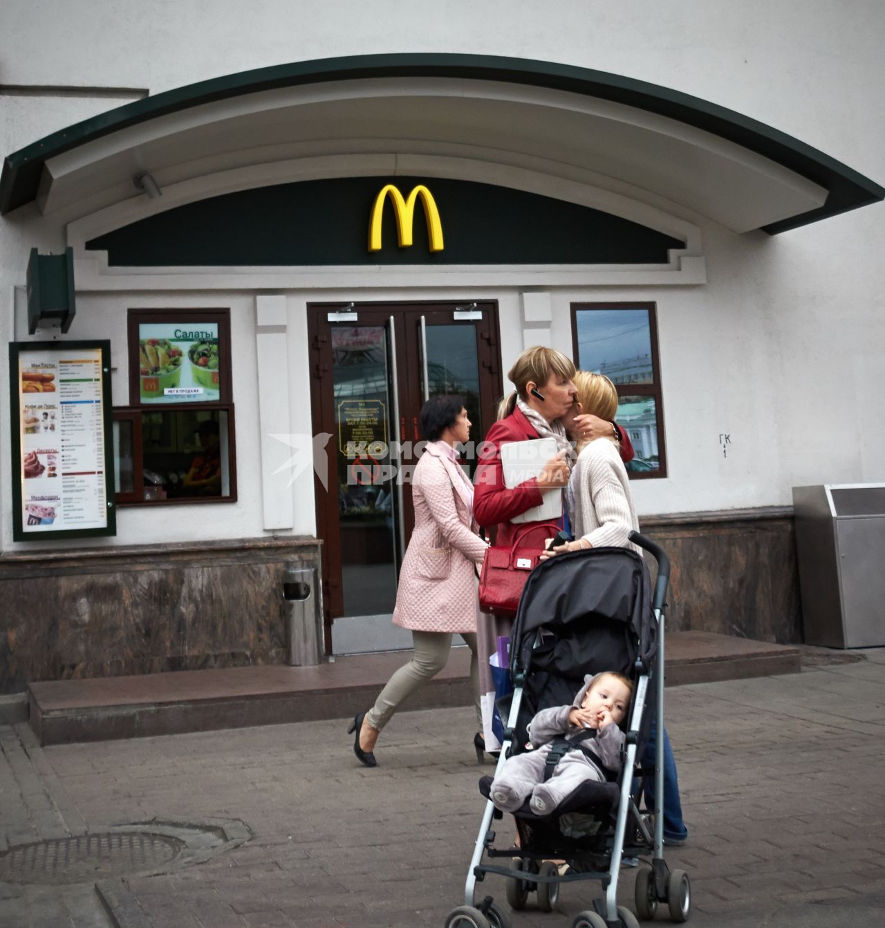 Вход в ресторан быстрого питания Mcdonalds.