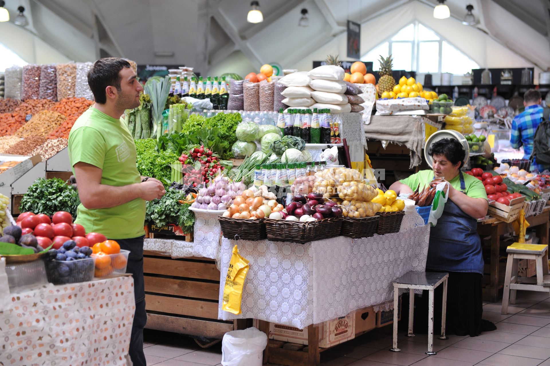 Даниловский рынок. Продажа овощей и фруктов.