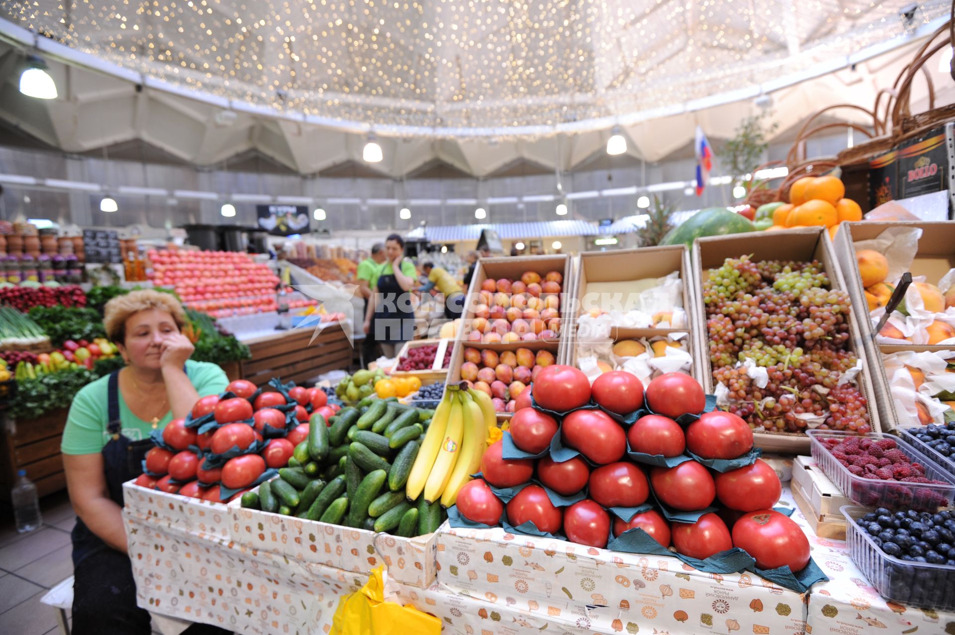 Даниловский рынок. Продажа овощей и фруктов.