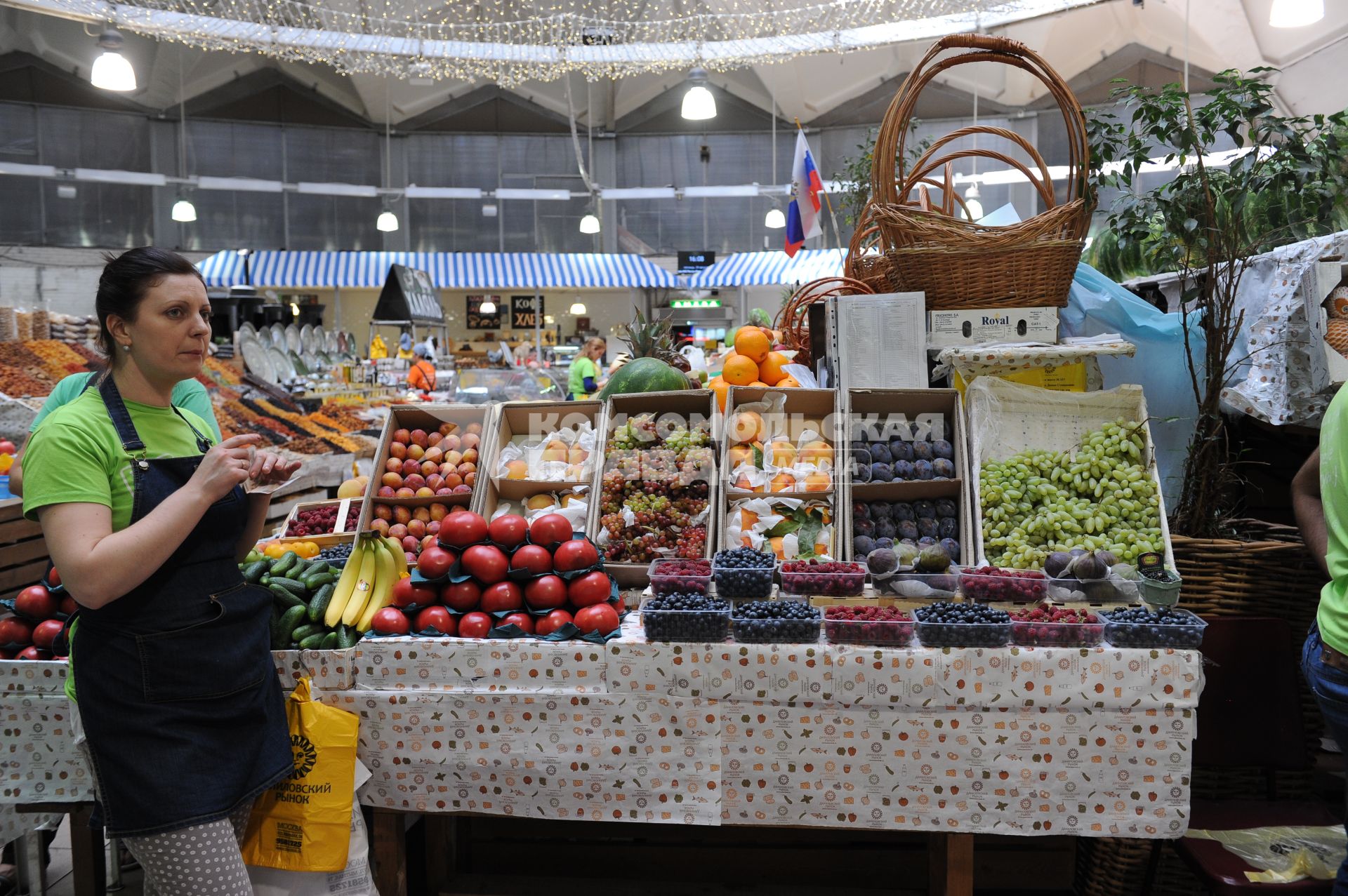 Даниловский рынок. Продажа овощей и фруктов.