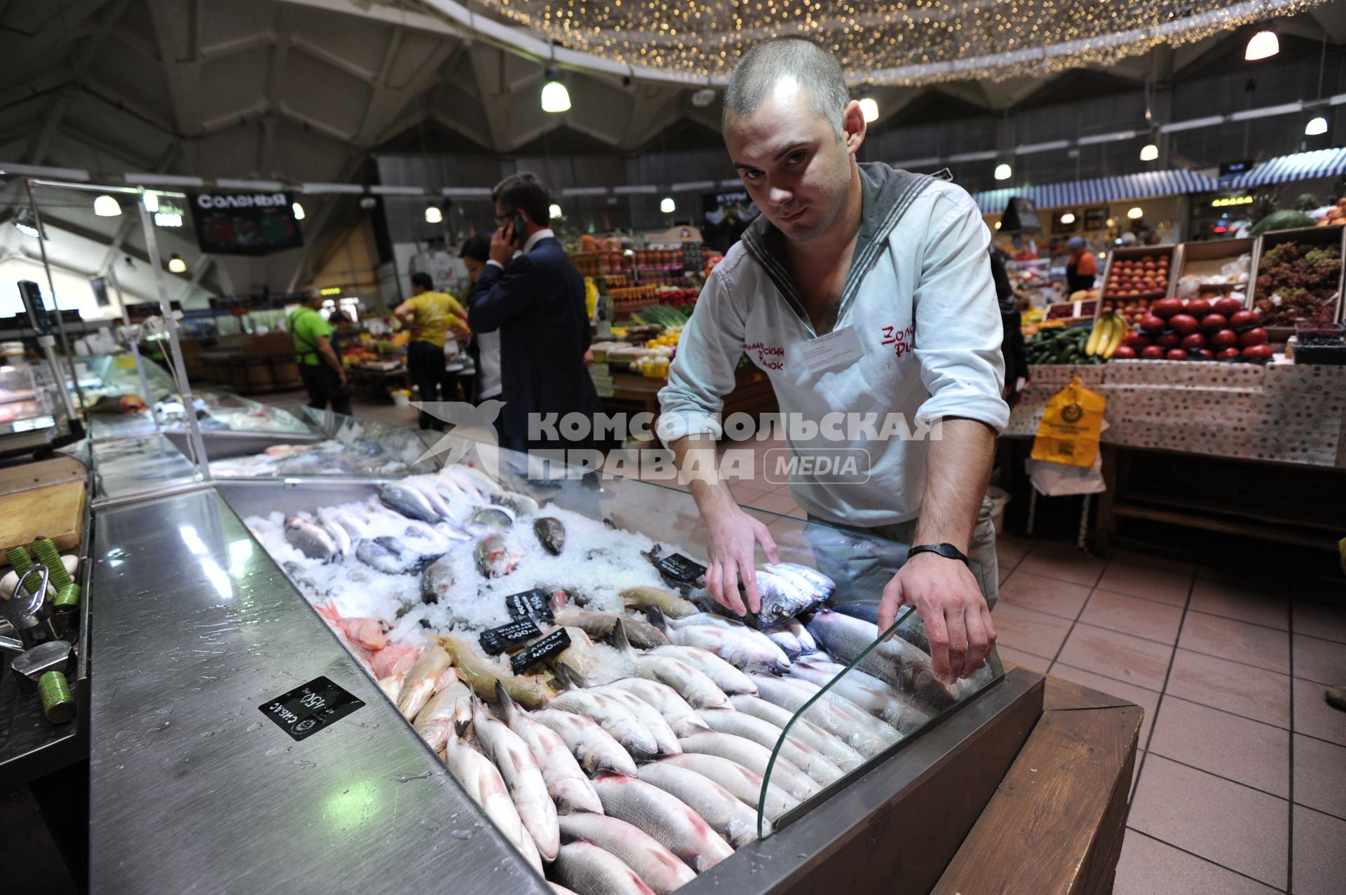 Даниловский рынок. Рыбные ряды. На снимке: продавец рыбного отдела у витрины.