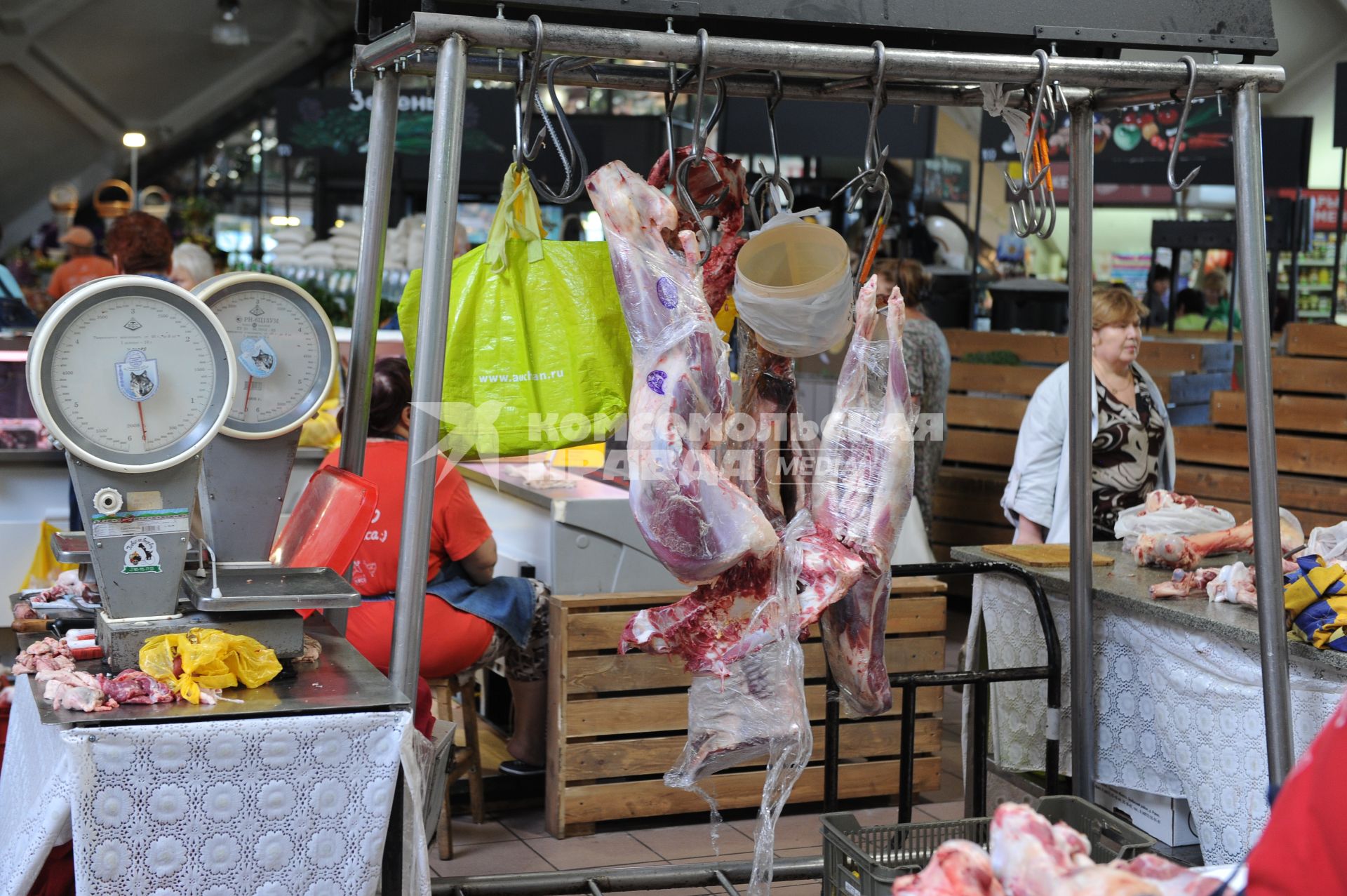 Даниловский рынок. Мясной ряд. На снимке: свиные туши.