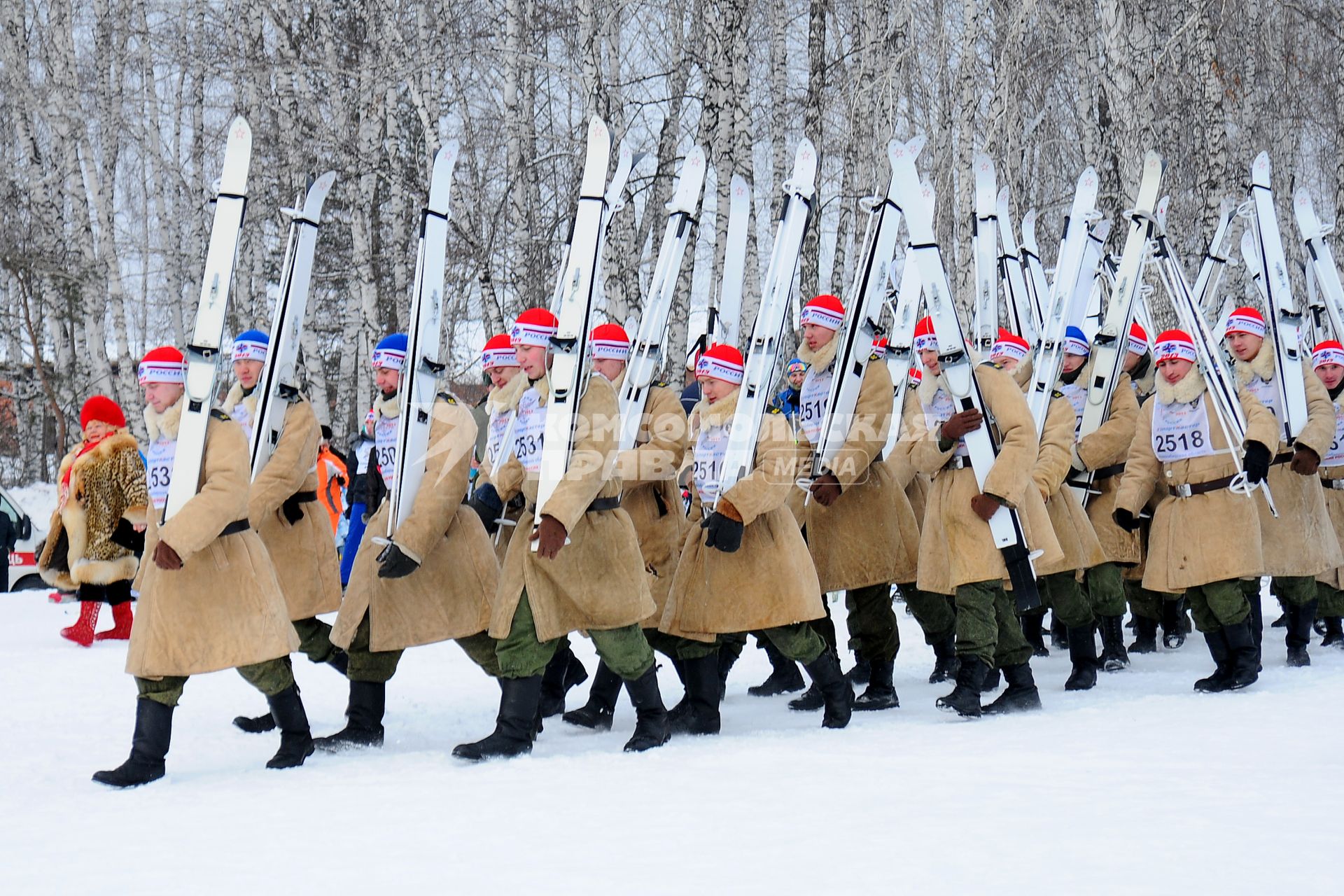 Лыжня России в Новосибирске. Солдаты в тулупах с лыжами.