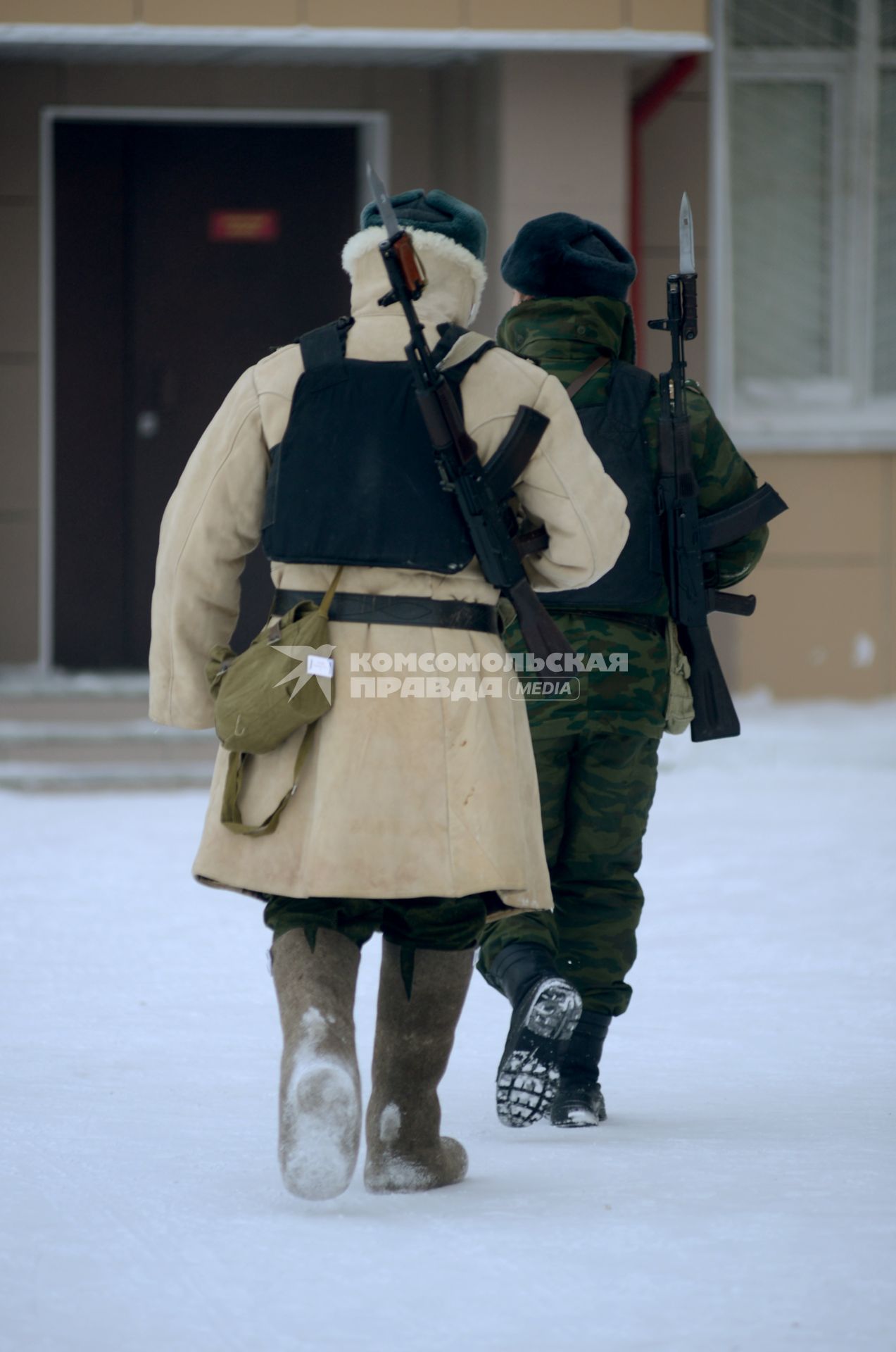 Солдаты с оружием зимой.