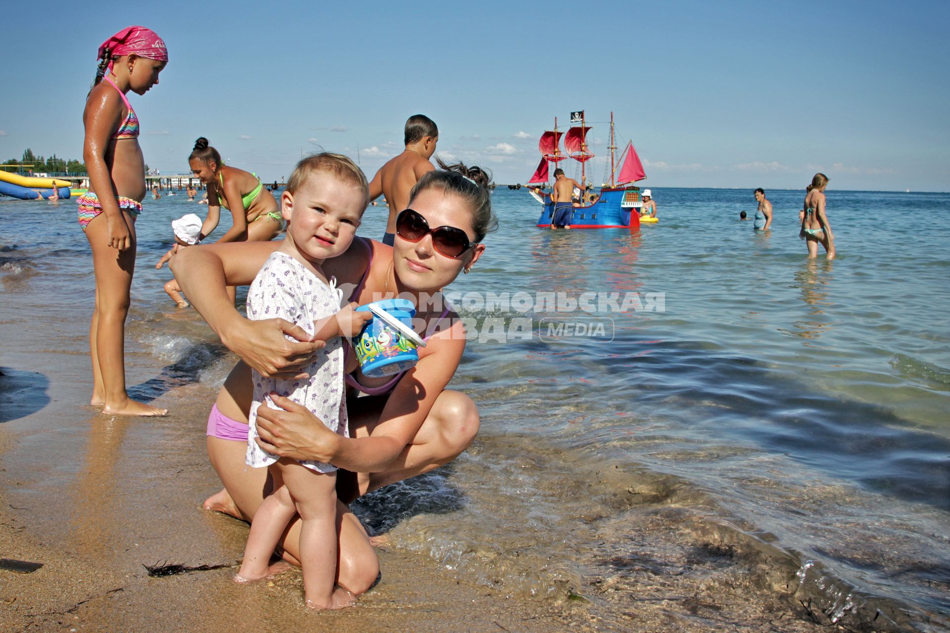 Женщина с ребенком отдыхает в Крыму.