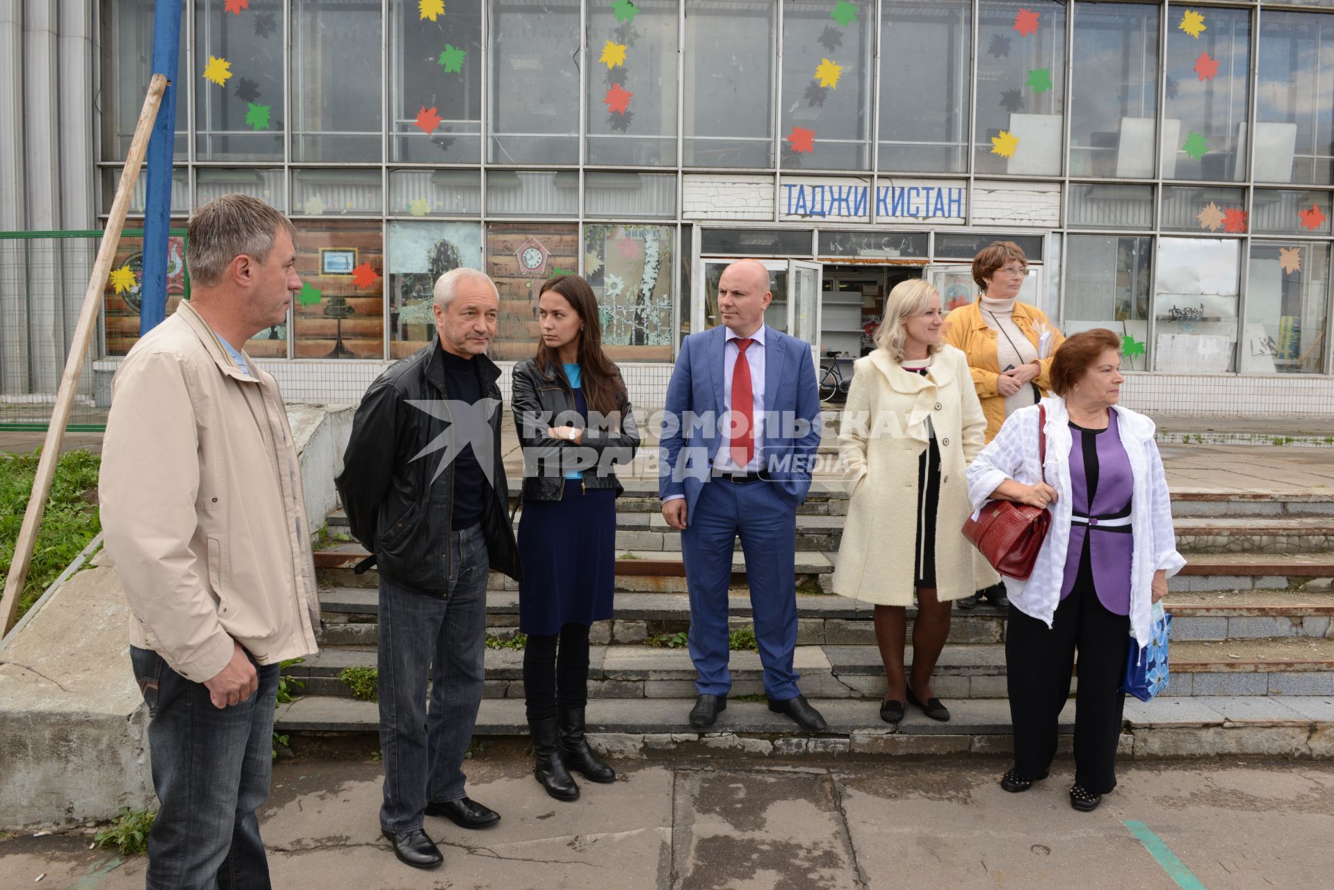 Подготовка к сносу здания кинотеатра `Таджикистан`. На месте кинотеатра построят культурно-досуговый центр КДЦ `Строгино`. На снимке: председатель комиссии Мосгордумы по культуре и массовым коммуникациям, режиссер Евгений Герасимов (второй слева).