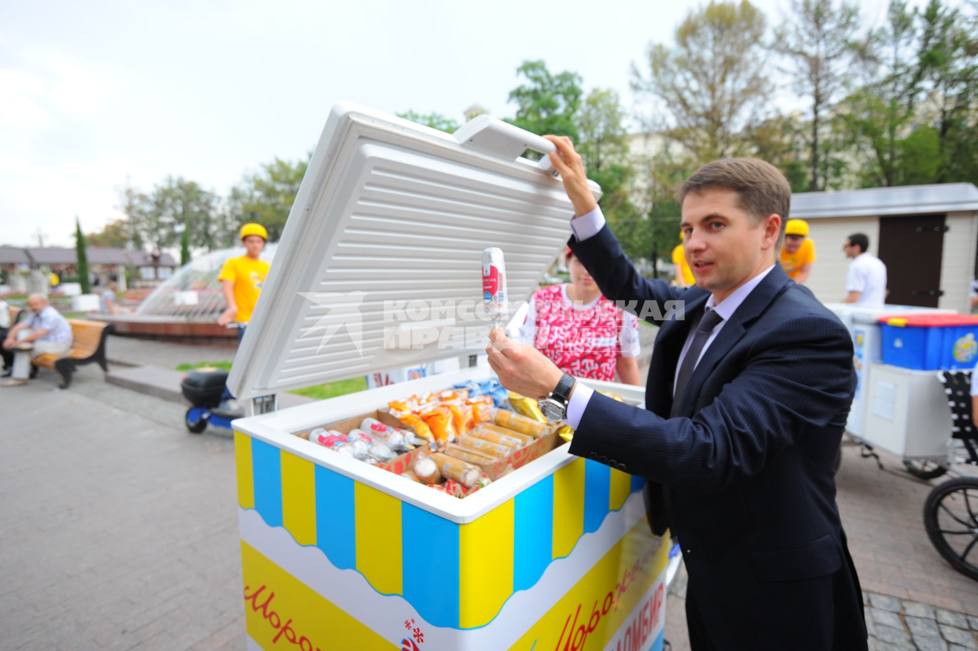 Раздача бесплатного мороженого на Тверском бульваре. На снимке: руководитель Департамента торговли и услуг г.Москвы Алексей Немерюк.