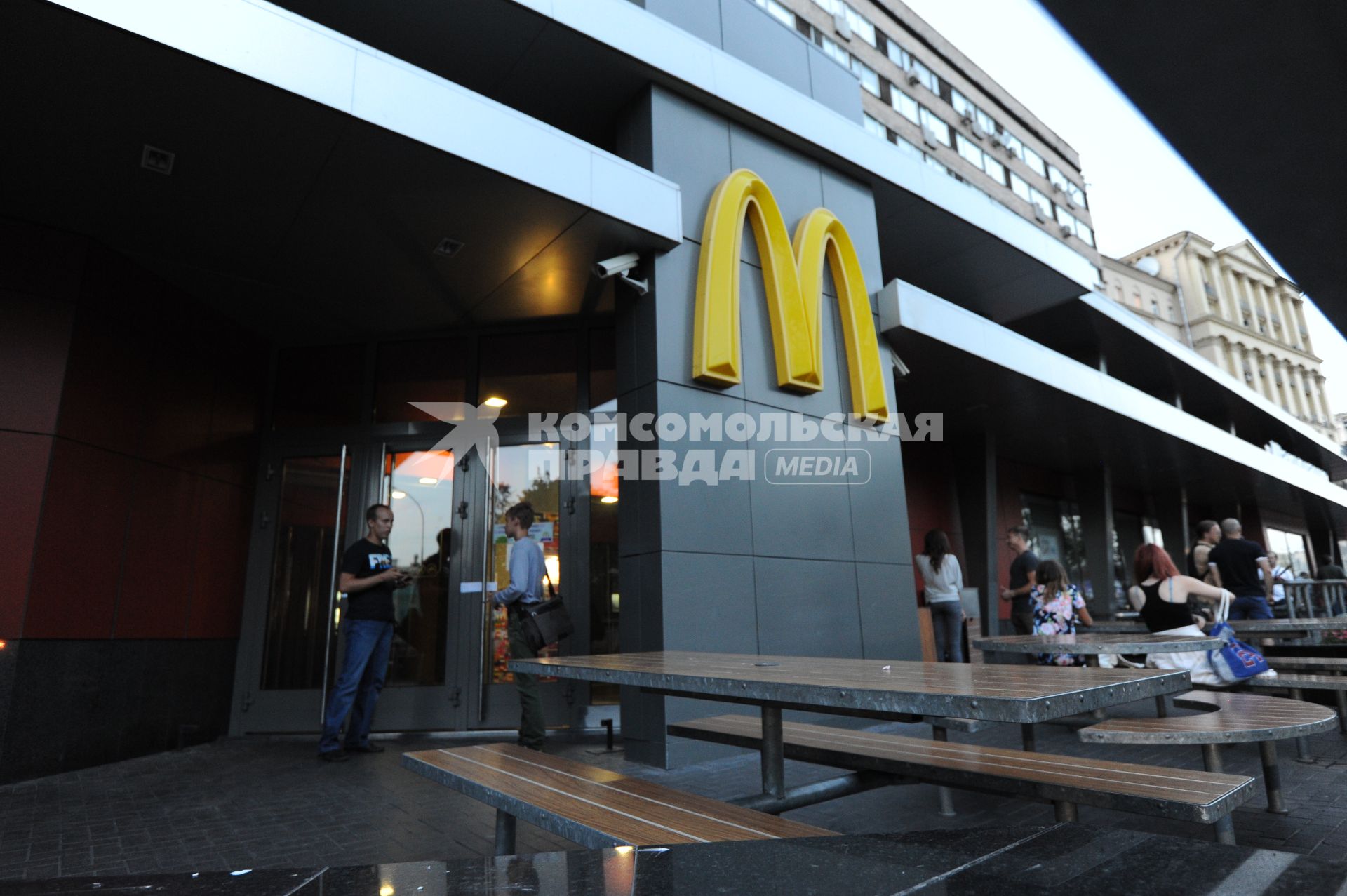 Ресторан `Макдоналдс` на улице Большая Бронная д. 29 (на углу Пушкинской площади) закрытый в среду в ходе проверки Роспотребнадзором.