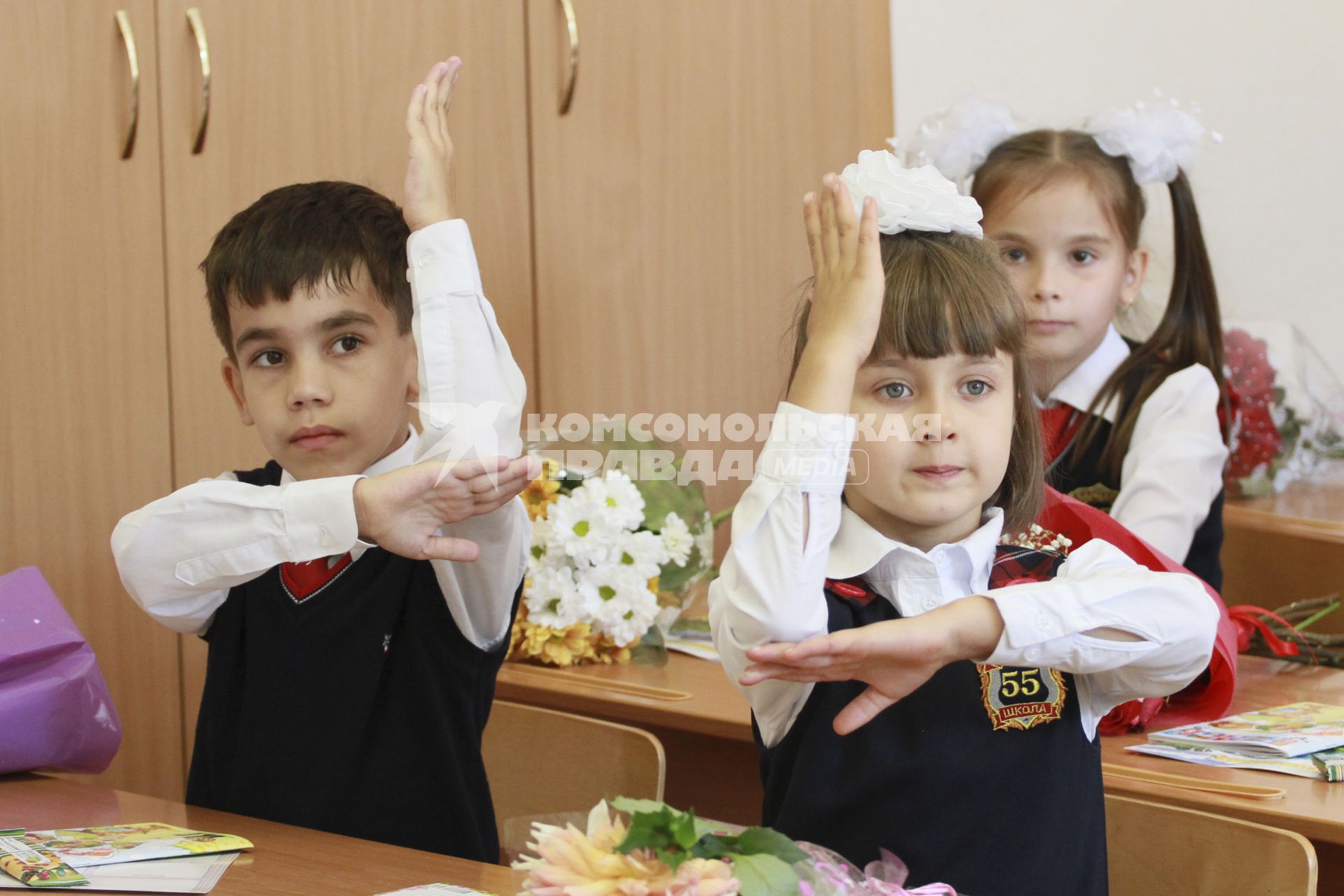 1 сентября в Барнауле, школьники за партами в классе.