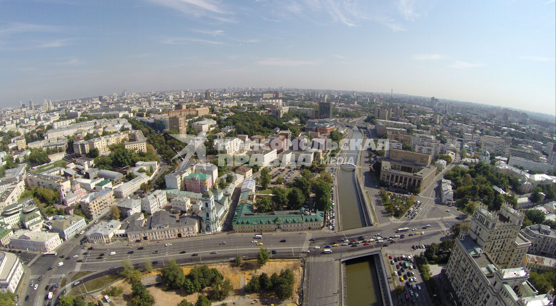 Виды Москвы. На снимке: Яузская улица и река Яуза.