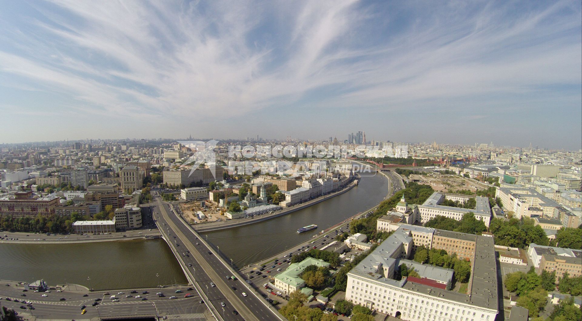 Виды Москвы. На снимке: Котельническая (слева), Москворецкая набережные (справа) и Большой Устьинский мост.