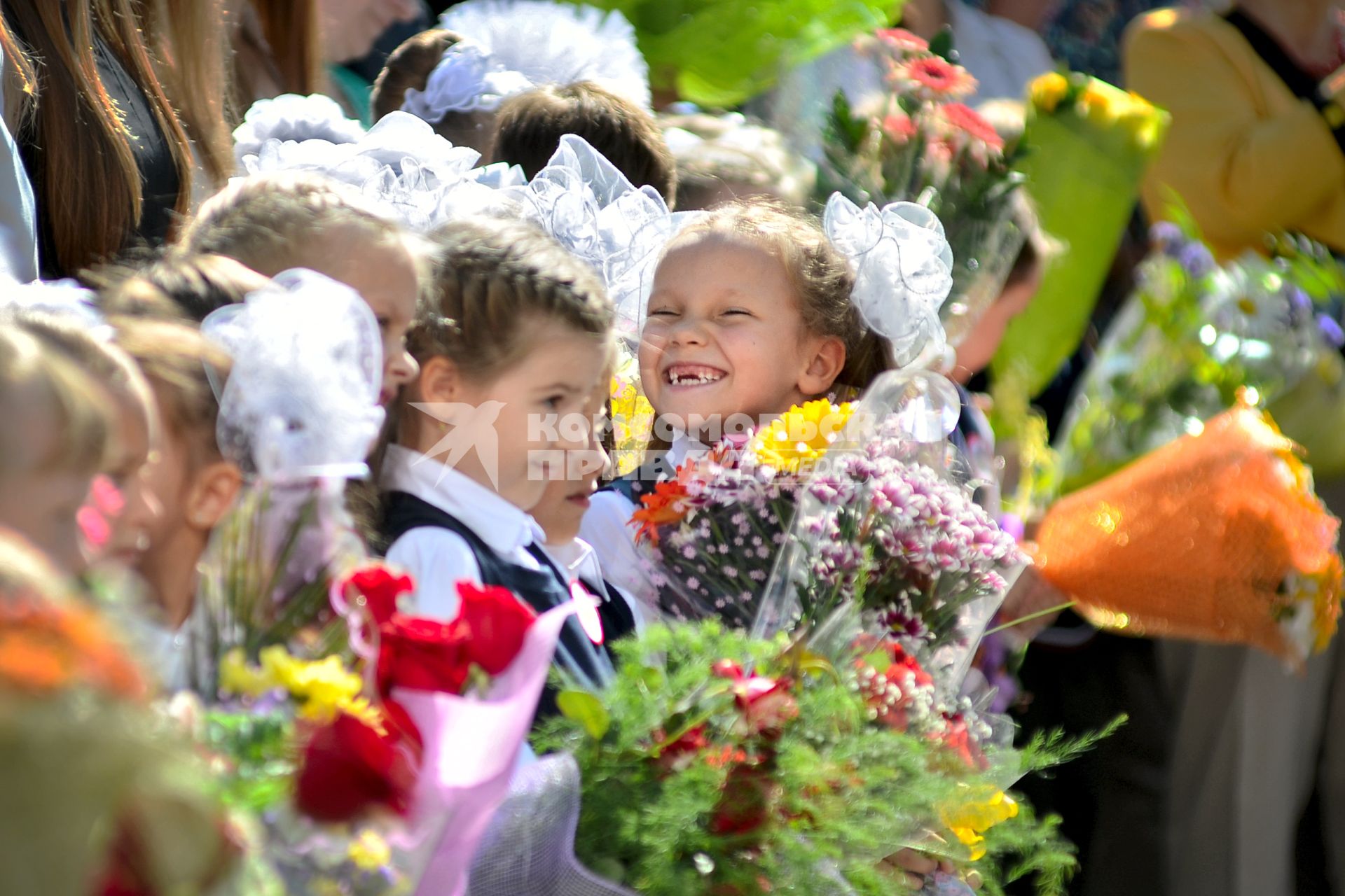 1 Сентября 2014 в Новосибирске. Девочка широко улыбается на утренней линейке.