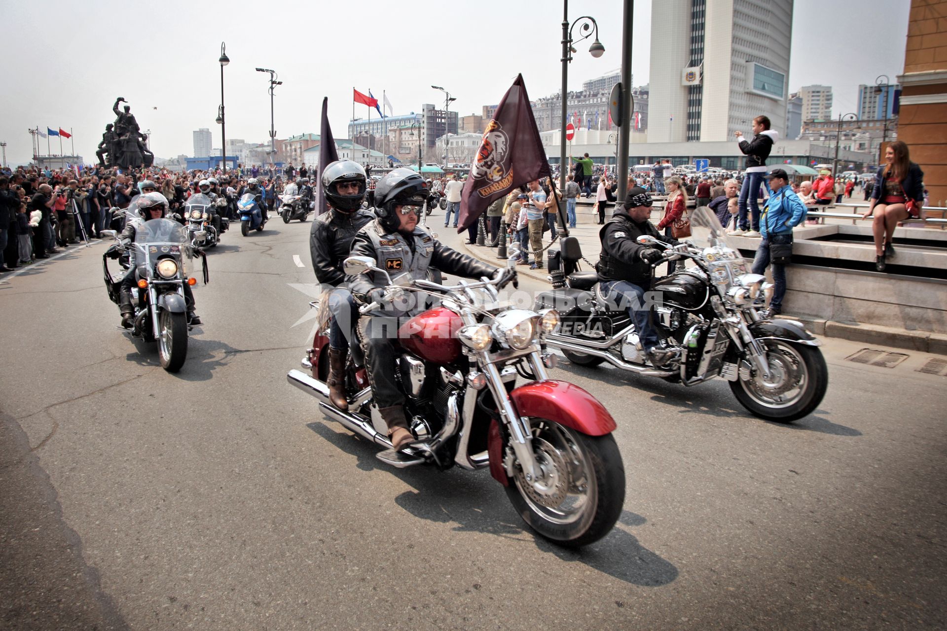 Мотоциклисты на Центральной площади Владивостока.