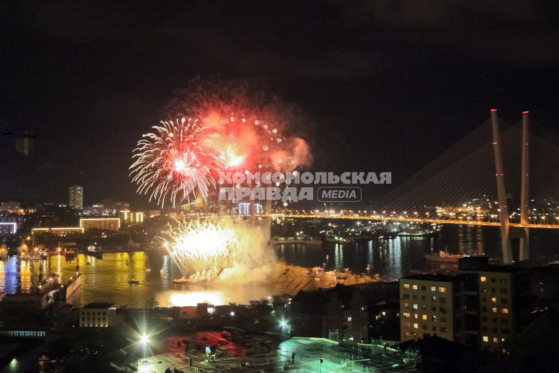 Золотой мост - вантовый мост через бухту Золотой Рог во Владивостоке. Салют.