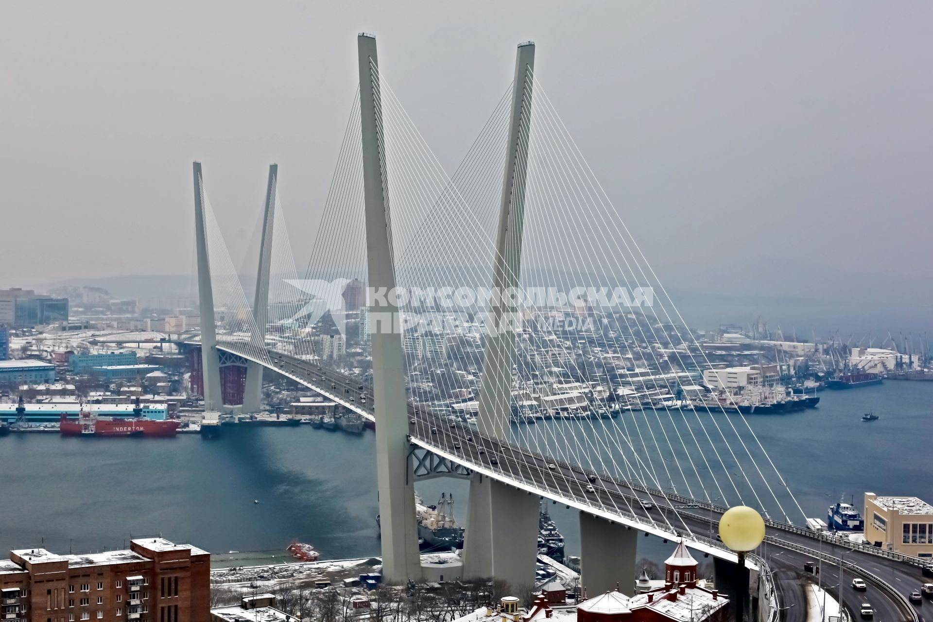 Золотой мост - вантовый мост через бухту Золотой Рог во Владивостоке.
