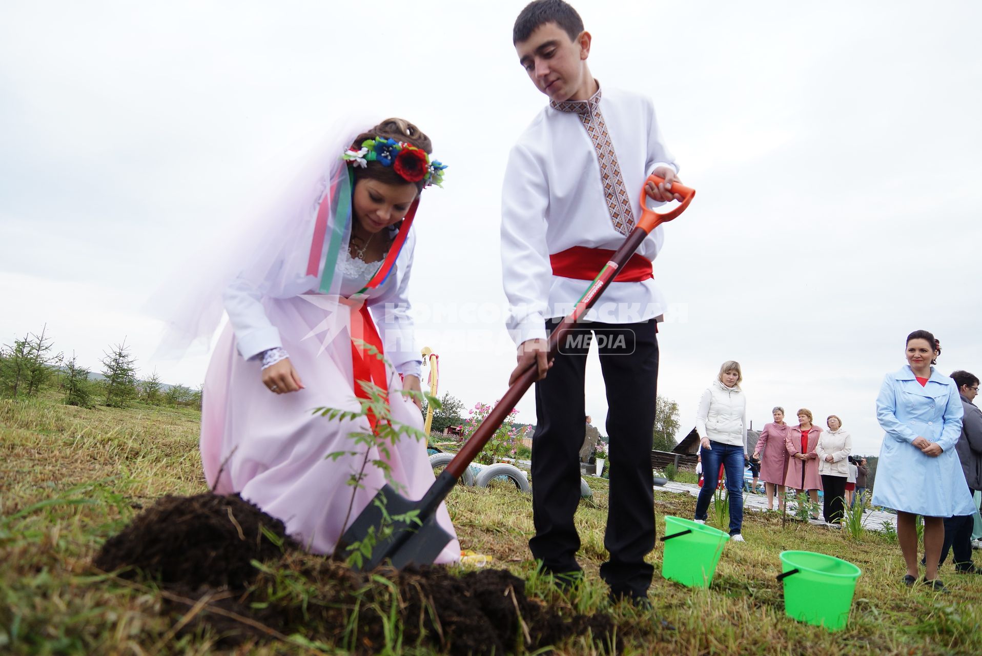 свадьба беженцев из Украины Геннадий и Яна Прудниковы в городе Реж Свердловской области. Молодожены садят дерево