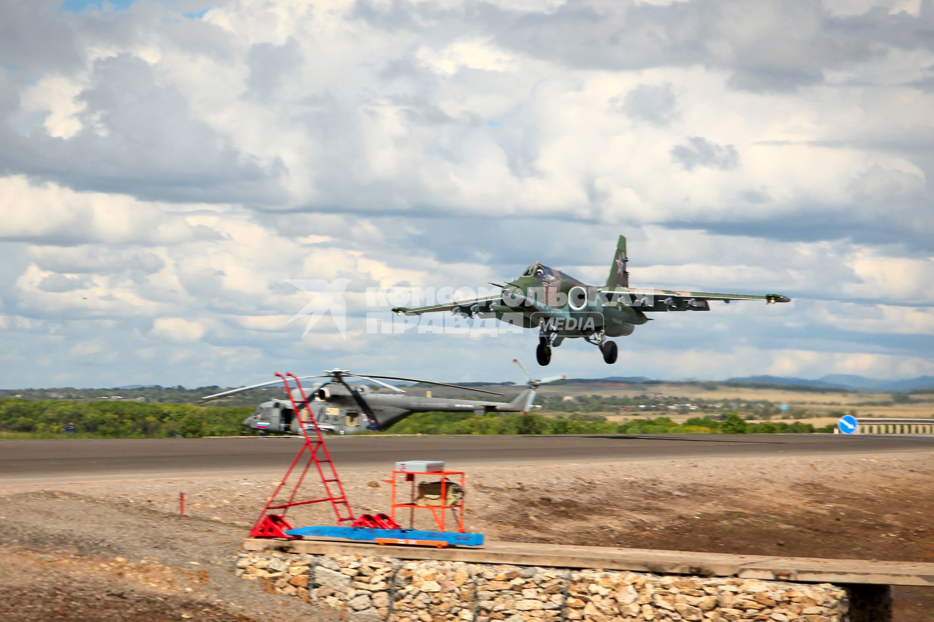 Военный штурмовик Су-25 `Грач`