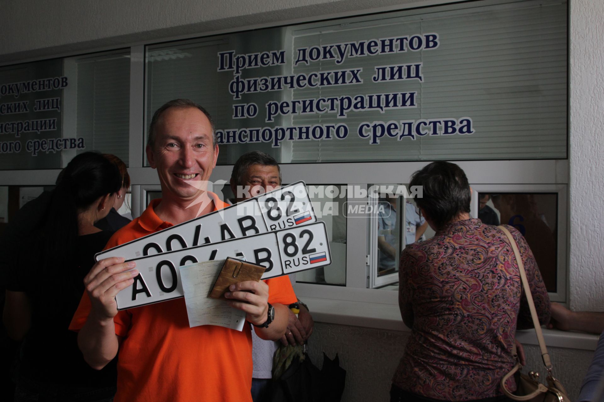 В Крыму выдают российские автомобильные номера.