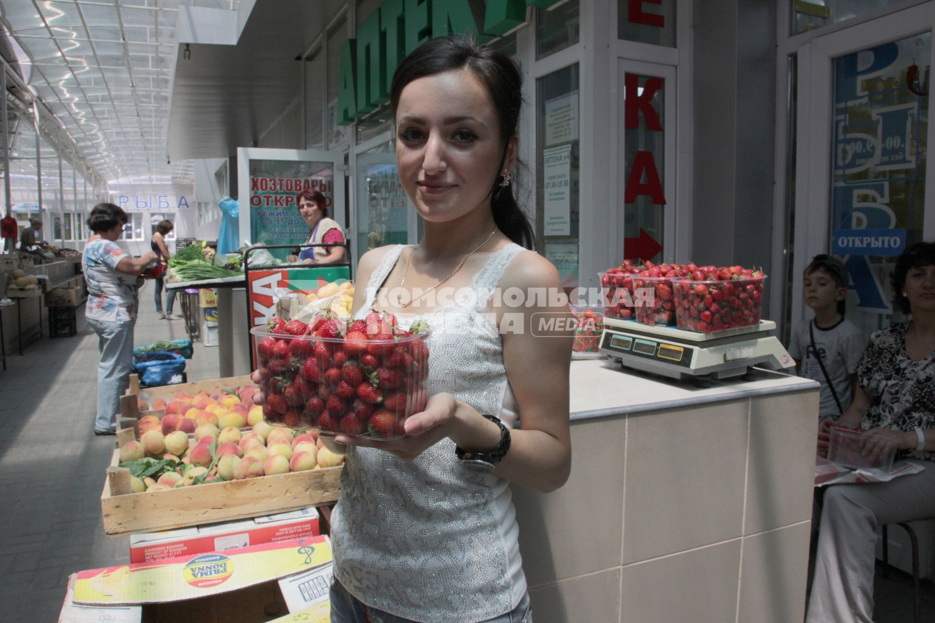 Девушка с клубникой на рынке в Крыму.