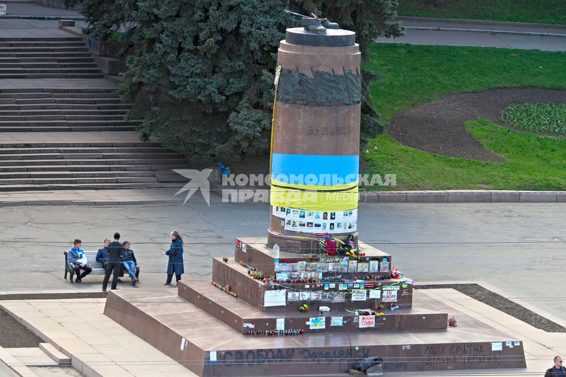 Мемориал у снесенного памятника Владимиру Ленину.