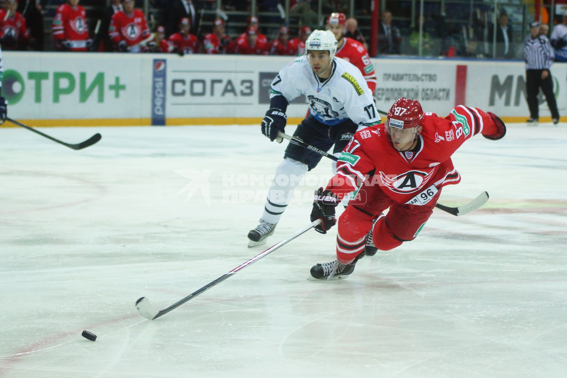 Матч КХЛ \"Автомобилист\" 3-2 \"Медвешчак\" Загреб. Хоккеист ХК Автомобилист №87 Александр Бумагин