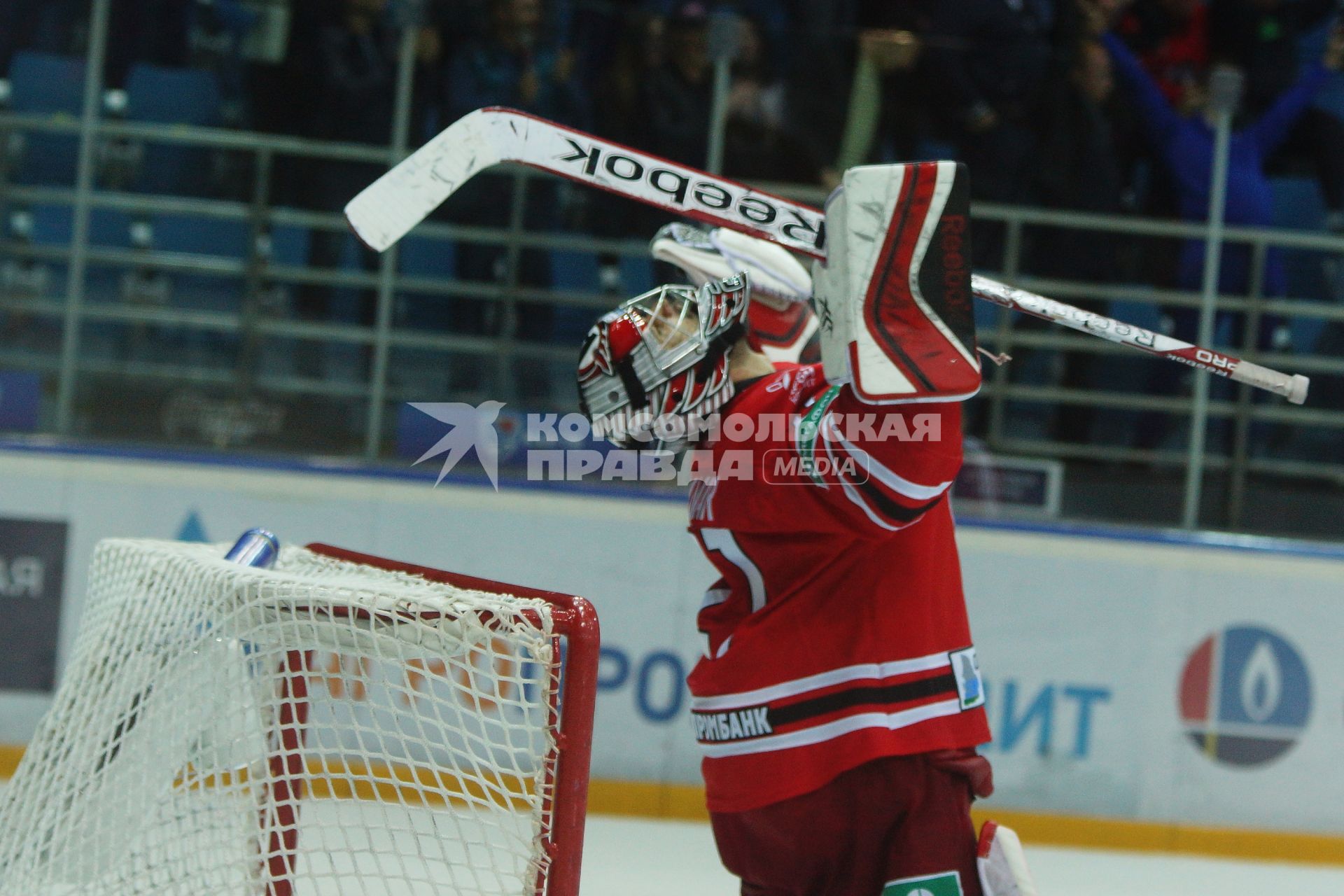 Матч КХЛ \"Автомобилист\" 3-2 \"Медвешчак\" Загреб. Хоккеист ХК Автомобилист №21 Якуб Коварж празднует победу в матче