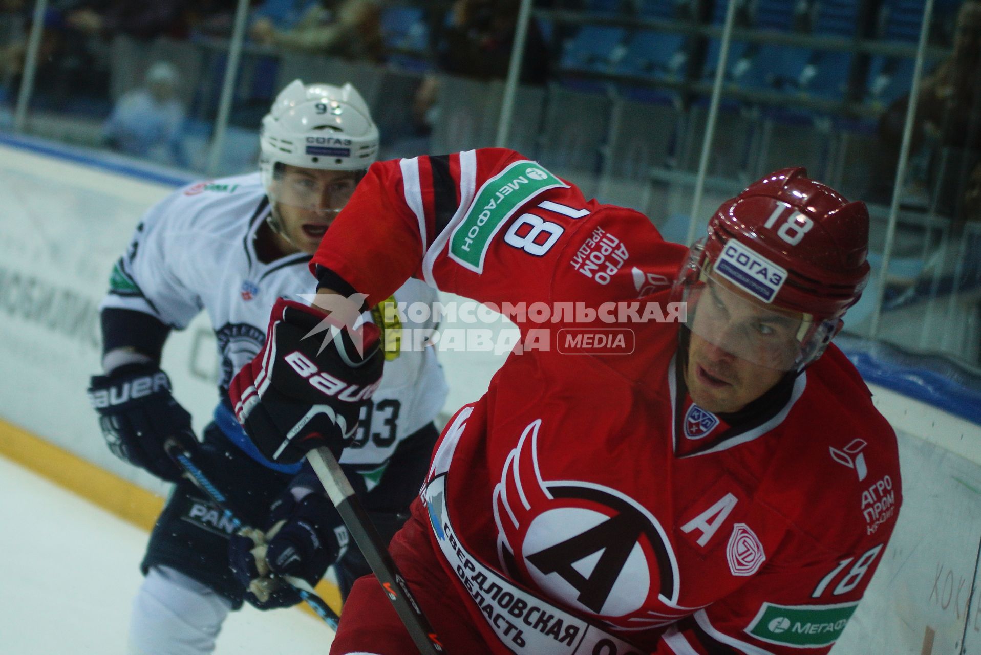 Матч КХЛ \"Автомобилист\" 3-2 \"Медвешчак\" Загреб. Хоккеист ХК Автомобилист №18 Сами Лепитё