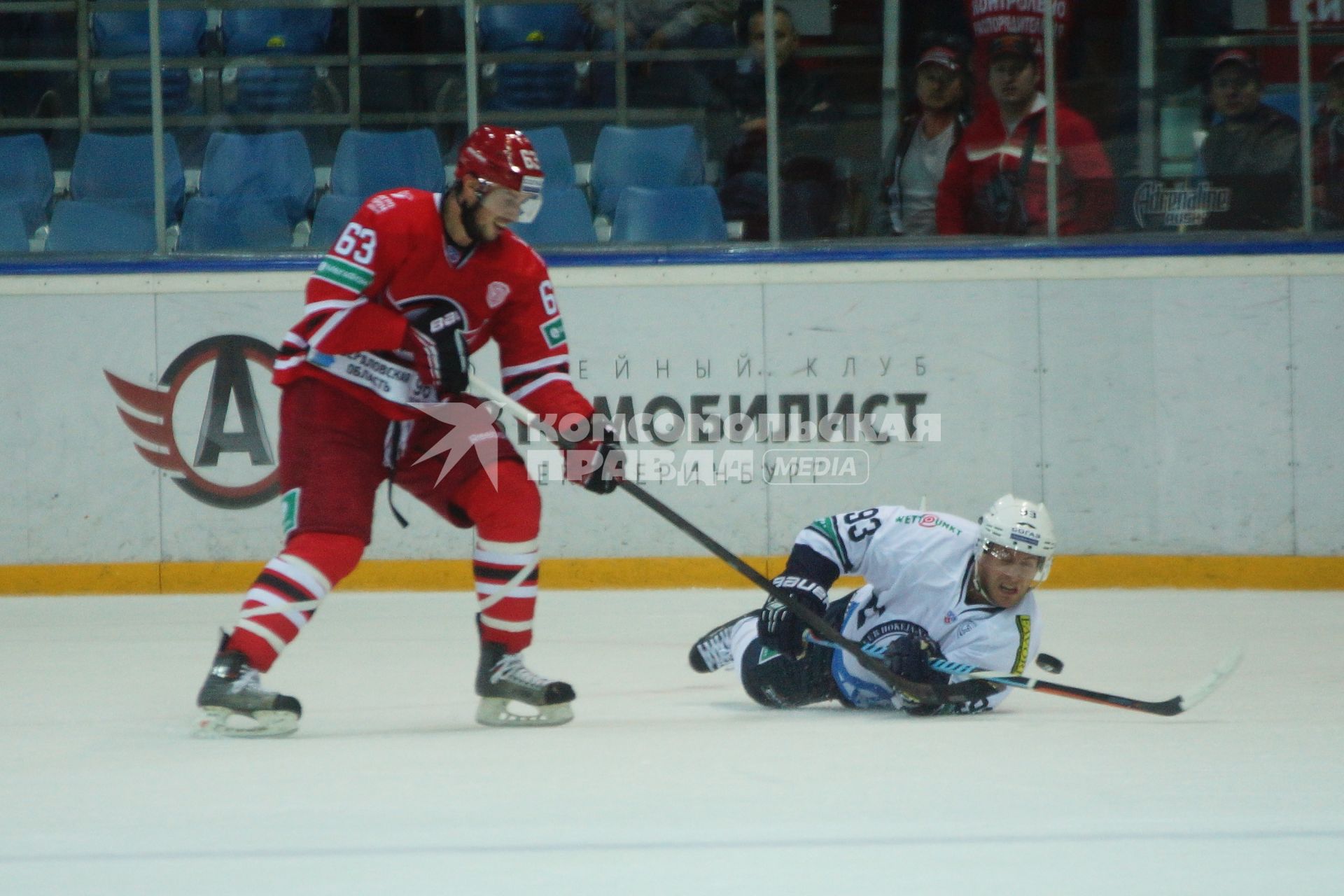 Матч КХЛ \"Автомобилист\" 3-2 \"Медвешчак\" Загреб. Хоккеист ХК Автомобилист №63 Антон Крысанов, ХК Медвешчак №93 Сен-Пьер Мартен