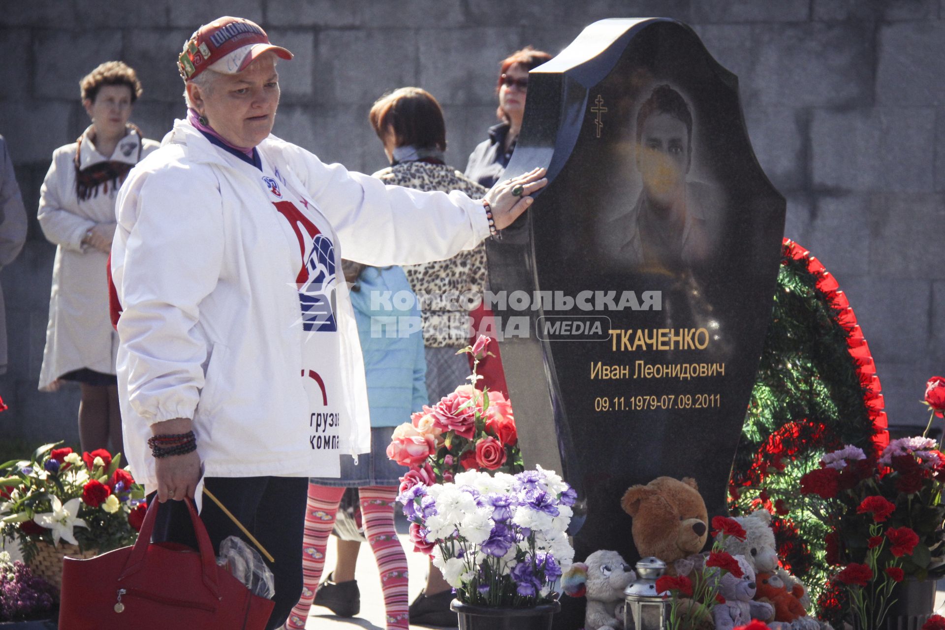 Женщина у могилы хоккеиста команды `Локомотив` Ярославль Ивана Ткаченко.