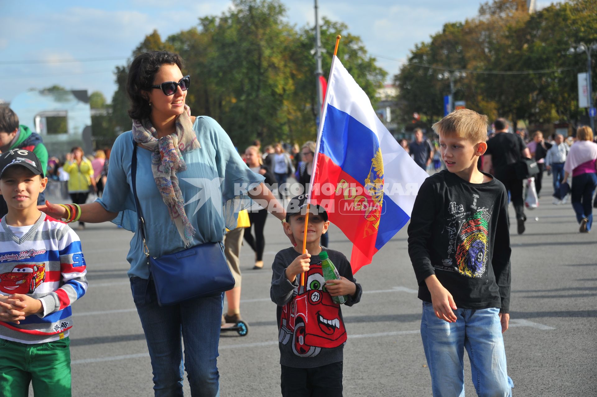 Празднование Дня города на ВВЦ. На снимке: женщина с детьми