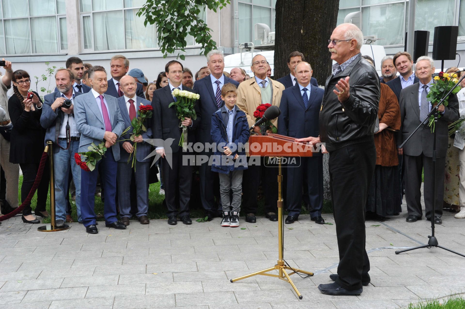 Церемония открытия памятника поэту и писателю Сергею Михалкову на Поварской улице. На снимке (слева направо): поэт Андрей Дементьев, председатель Московской городской думы Владимир Платонов, министр культуры РФ Владимир Мединский, мэр Москвы Сергей Собянин, режиссер Андрей Кончаловский с сыном Петром, президент РФ Владимир Путин, президент ММКФ Никита Михалков, актер Артем Михалков и председатель Благотворительного фонда имени А.Боровика, журналист Генрих Боровик.