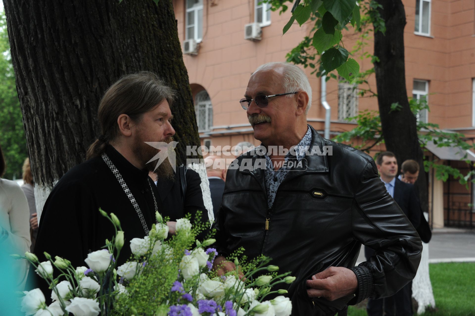 Церемония открытия памятника поэту и писателю Сергею Михалкову на Поварской улице. На снимке: архимандрит Тихон (Георгий Шевкунов) и президент ММКФ Никита Михалков.