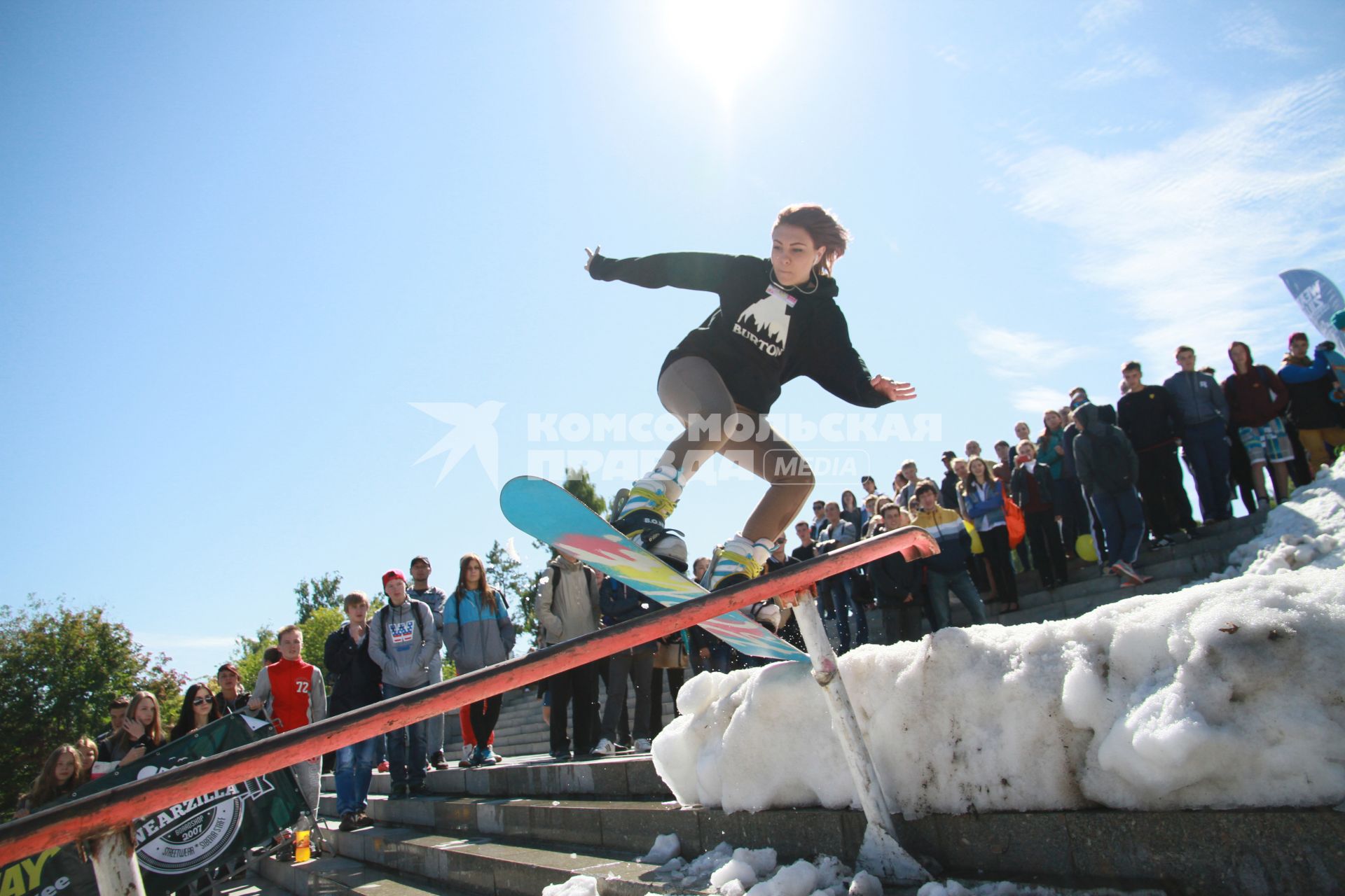 Фестиваль здоровья. Выступление сноубордистов на перилах лестницы.