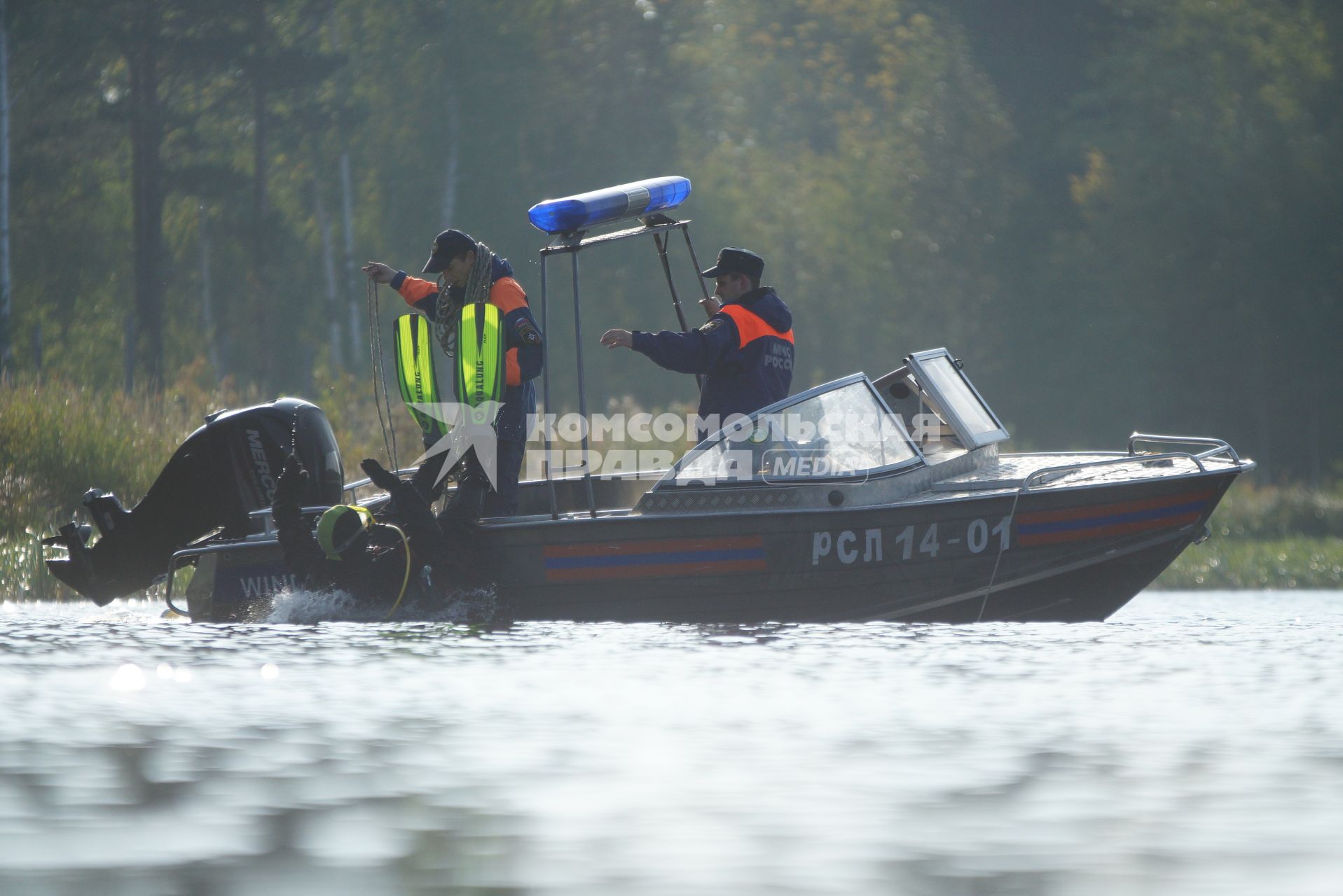 Водолаз погружается в воду, для поиска взрывчатки у плотины Волчихинского водохранилища, во время антитеррористических учений