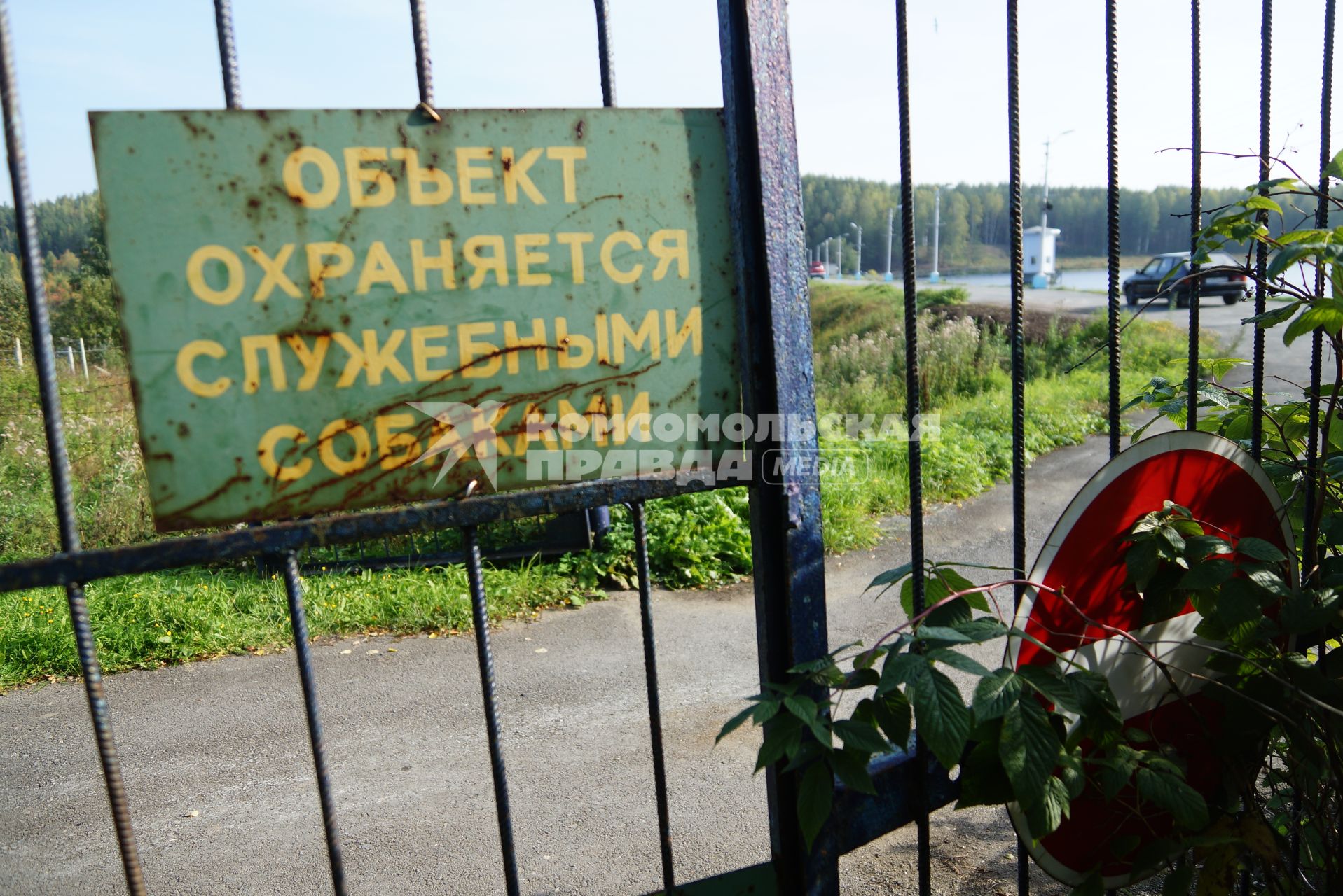 Ворота на въезде на территорию плотины волчихинского водохранилища в Свердловской области