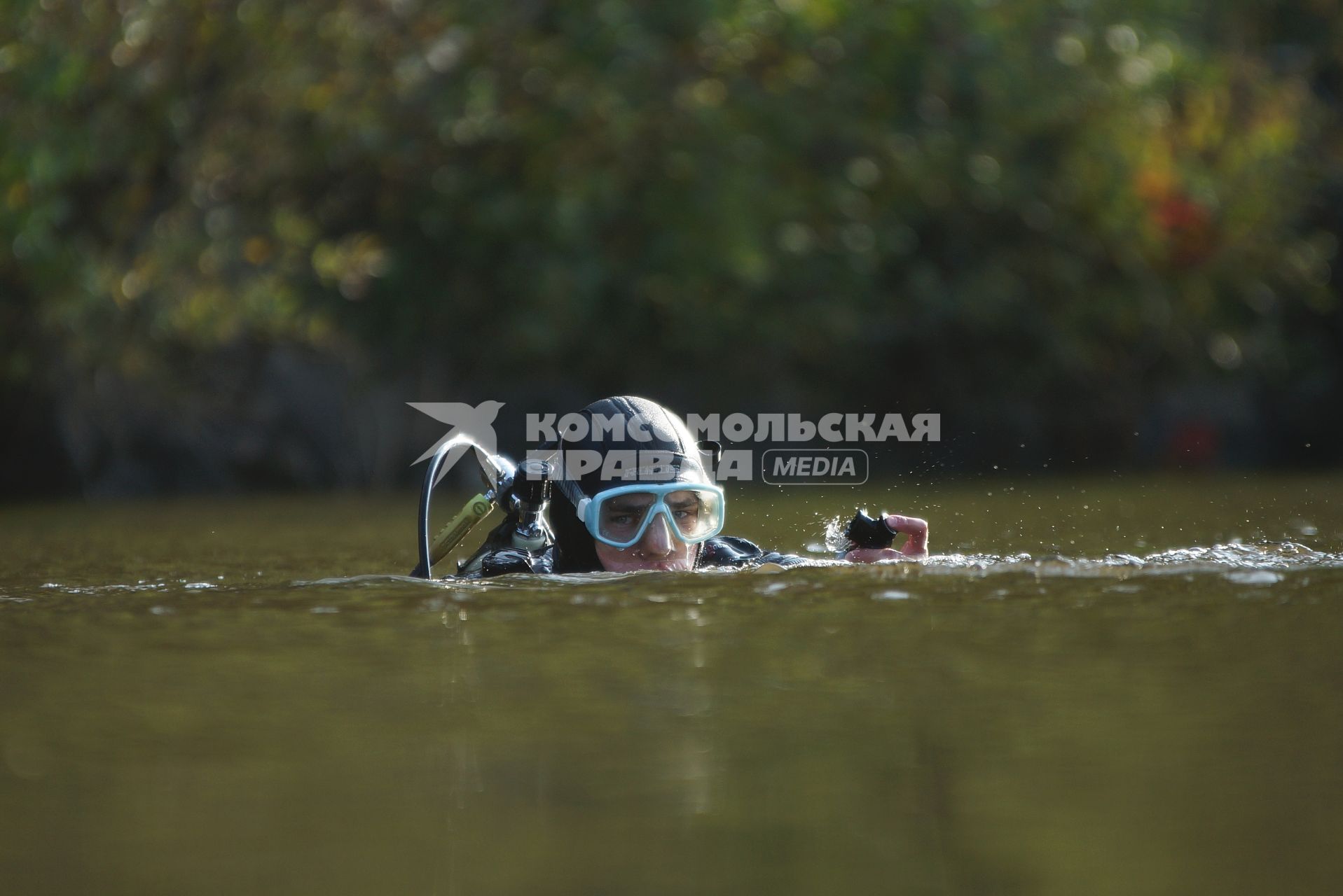 Водолаз в воде ищет во время поиска взрывчатки у плотины Волчихинского водохранилища. антитеррористические учения