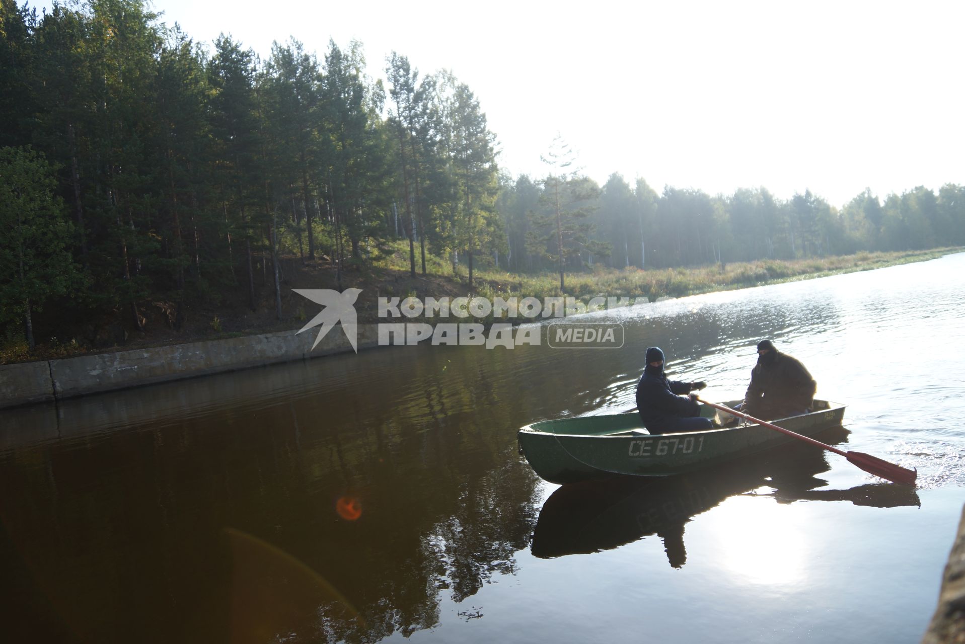 Условные террористы плывут на лодке к плотине Волчихинского водохранилища, во время антитеррористических учений