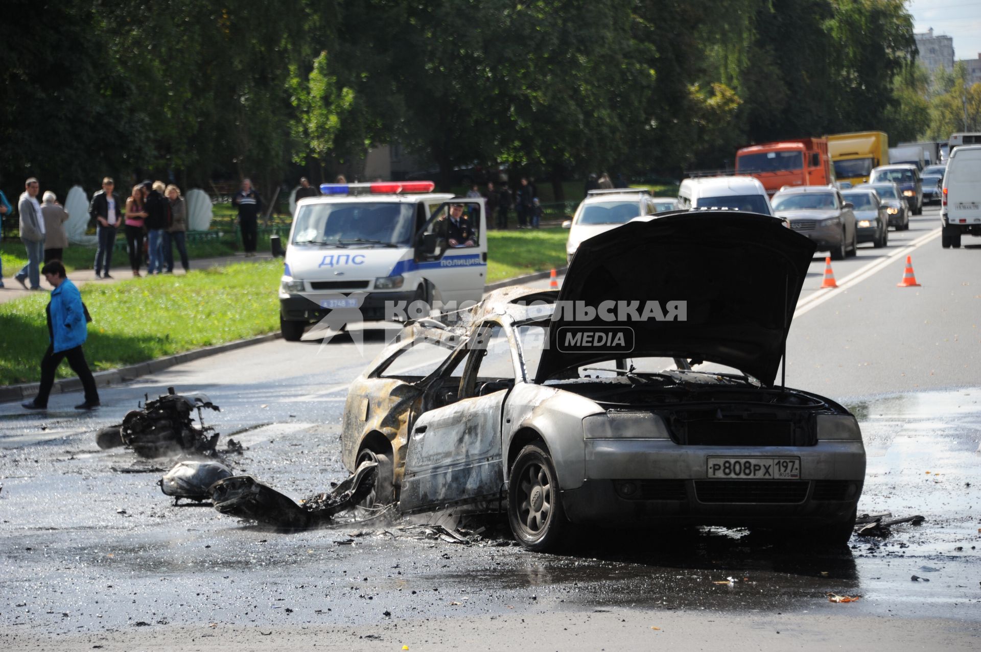 На юго-востоке Москвы мотоциклист погиб при столкновении с Audi. На снимке: сгоревший автомобиль и мотоцикл.