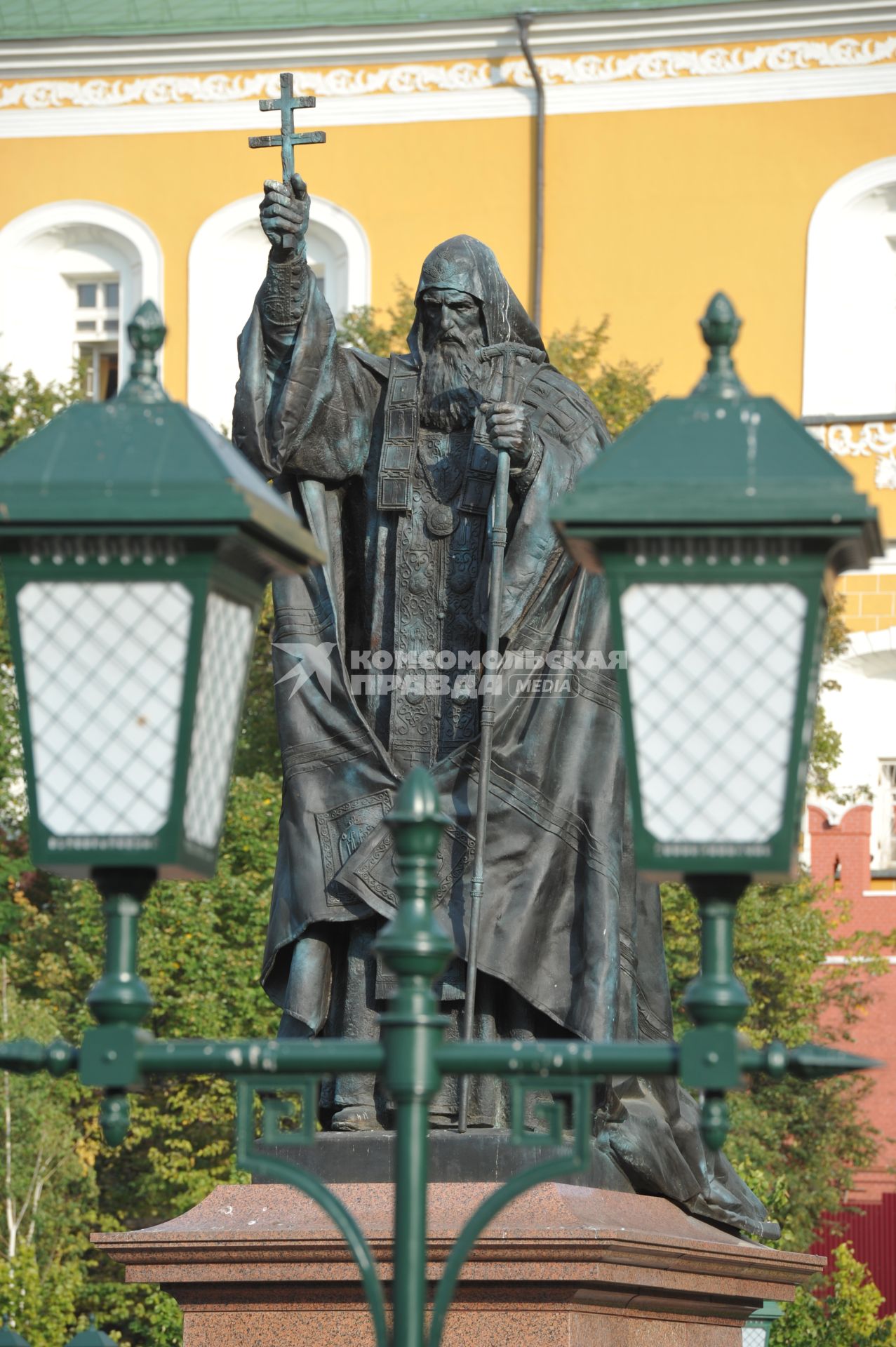 Памятник священномученику Ермогену, патриарху Московскому и всея Руси, в Александровском саду.