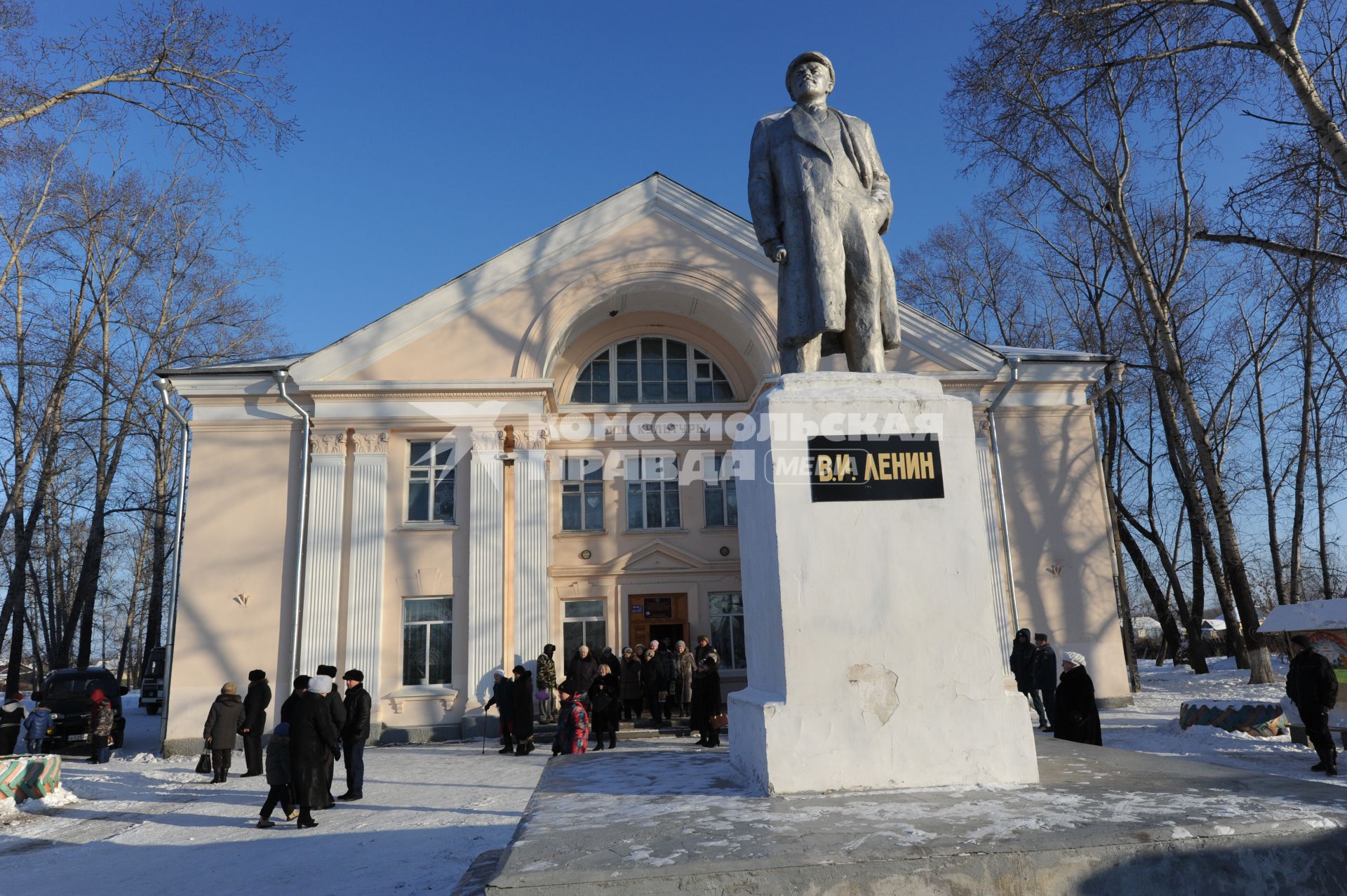 П.Николаевка.(ЕАО). Улица Лазо. Центр культуры и досуга. Памятник Ленину.