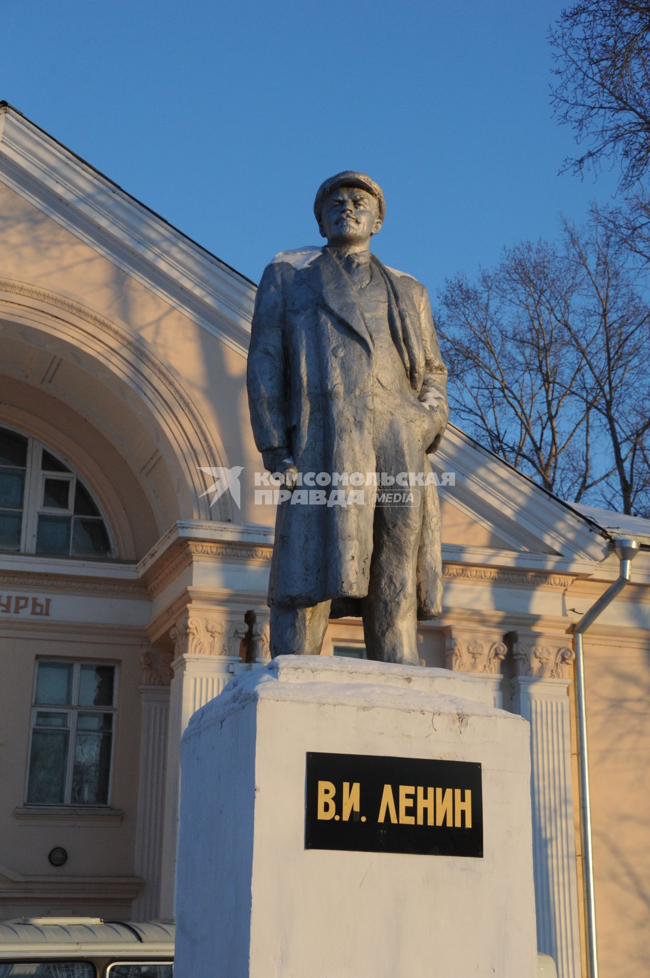 П.Николаевка.(ЕАО). Улица Лазо. Центр культуры и досуга. Памятник Ленину.